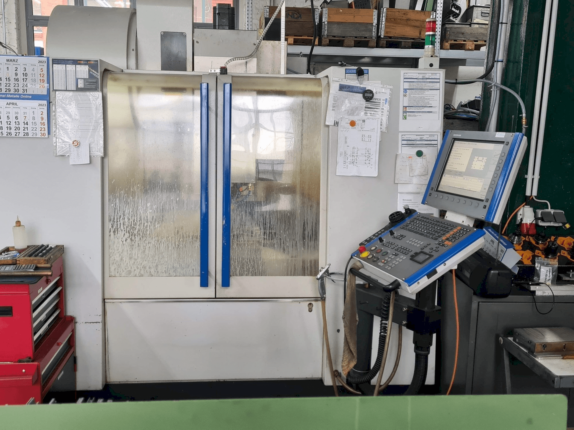 Vista frontal de la máquina MIKRON VCE600 Pro