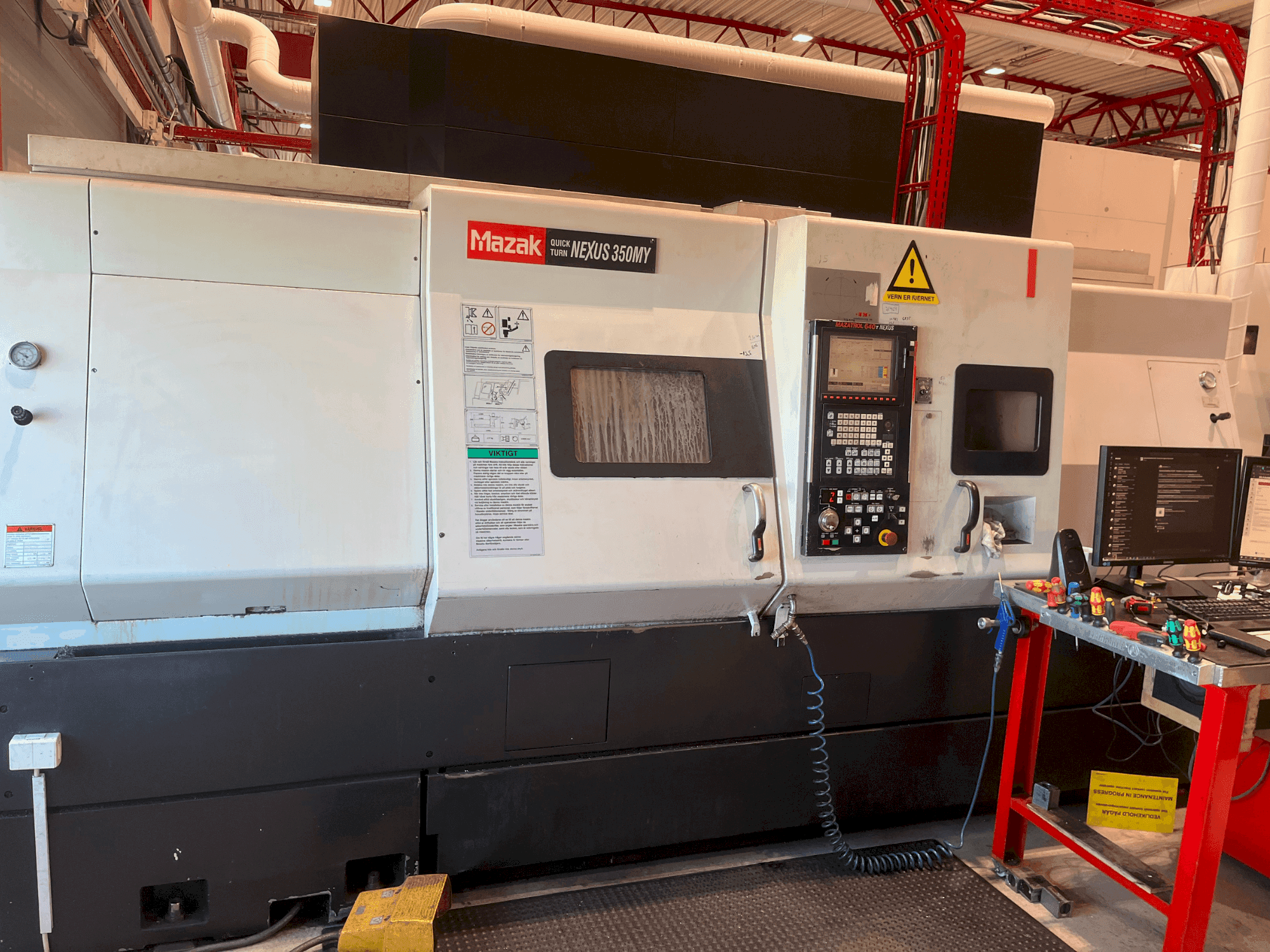 Vista frontal de la máquina Mazak QT Nexus 350 MY