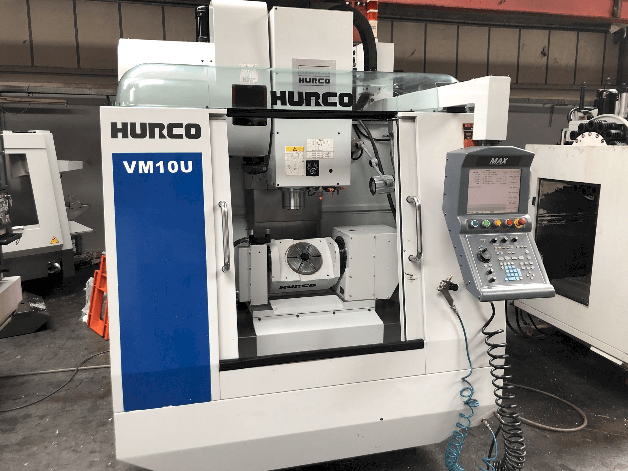 Vista frontal de la máquina Hurco VM10U