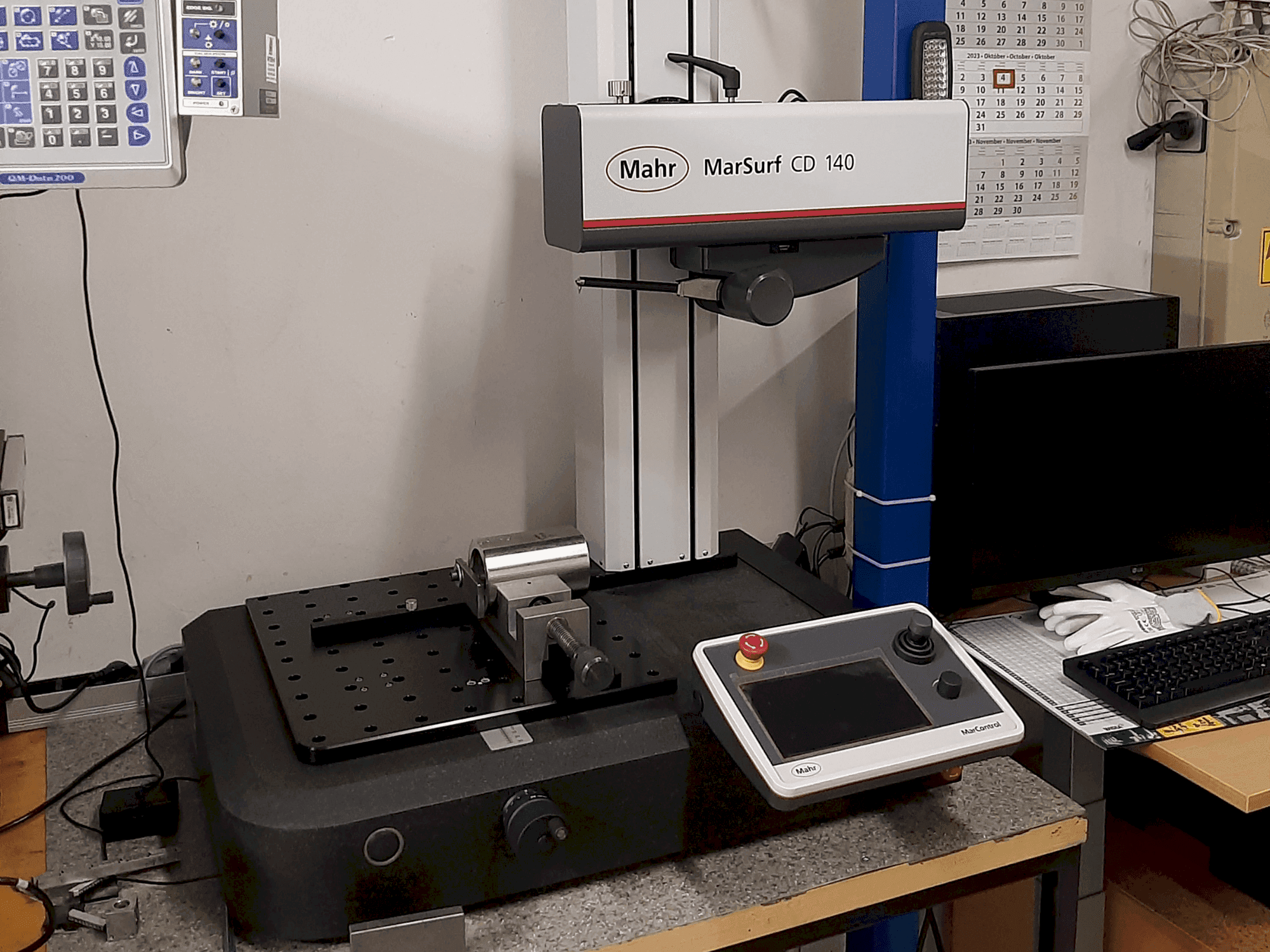 Vista frontal de la máquina MAHR MarSurf CD 140