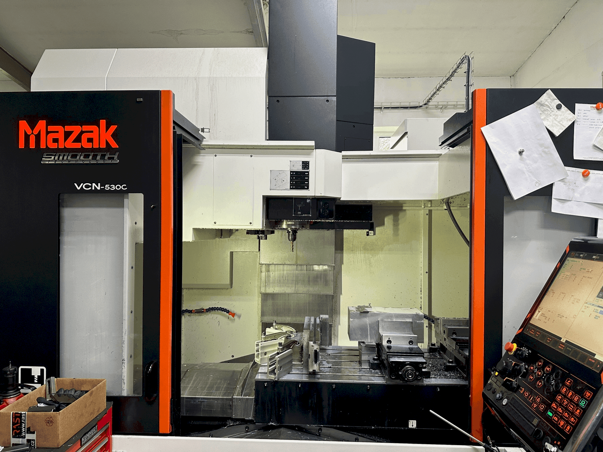 Vista frontal de la máquina Mazak VCN-530C