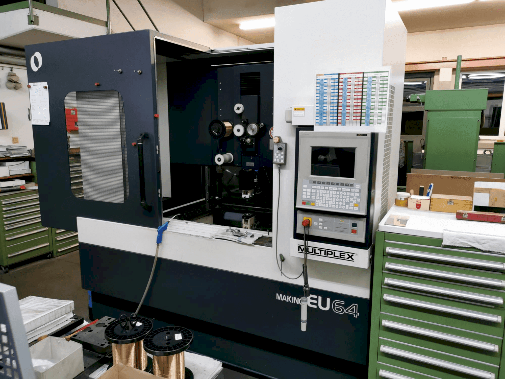 Vista frontal de la máquina Makino EU64