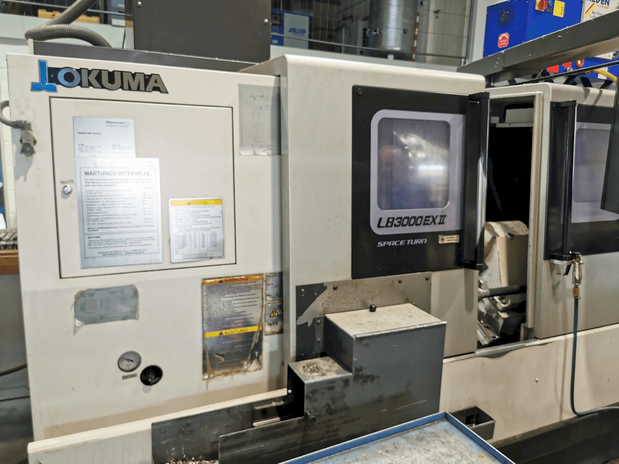 Vista frontal de la máquina Okuma LB3000ll EX MC 1000