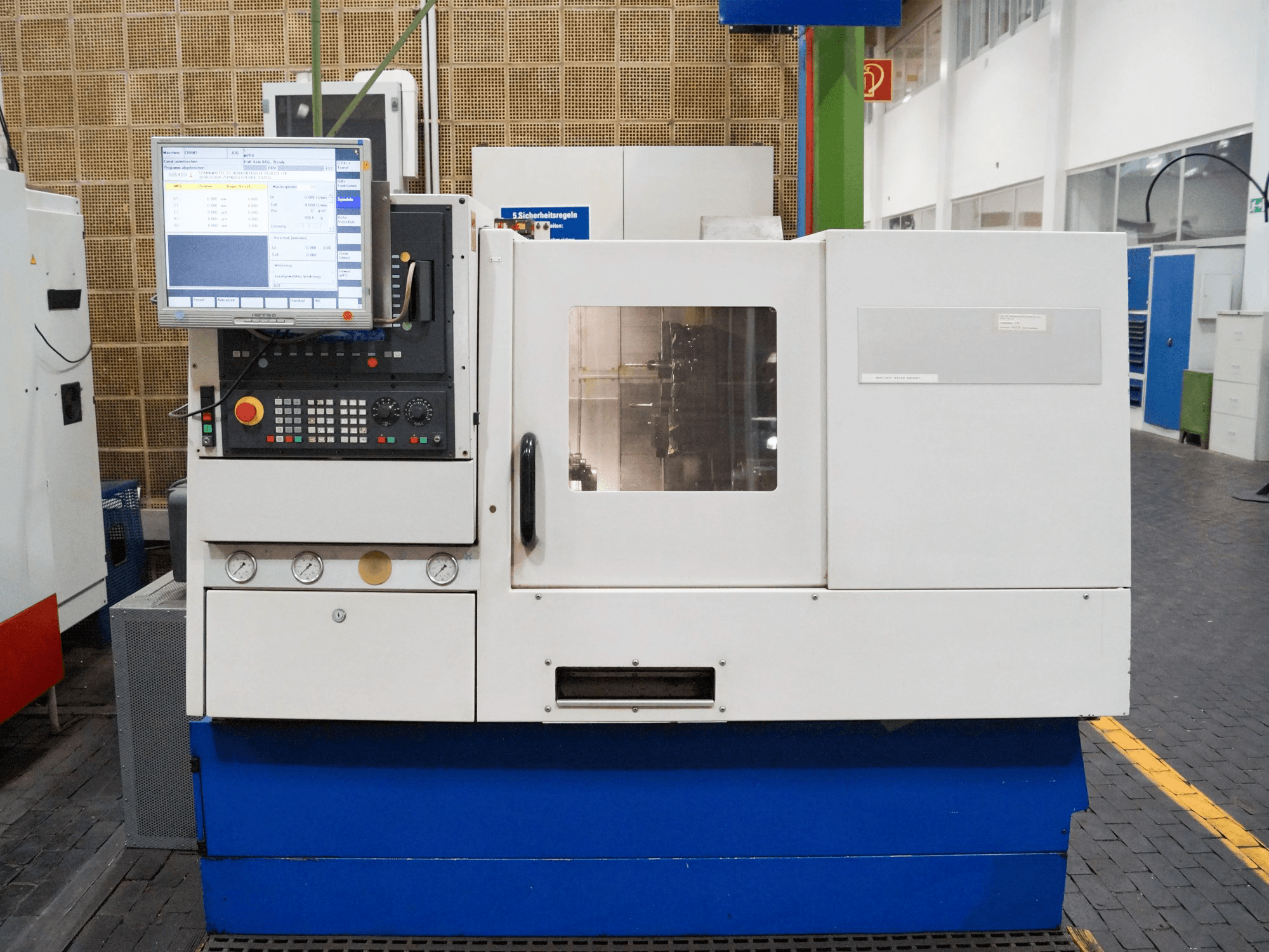 Vista frontal de la máquina Weiler DZ 32/42 CNC