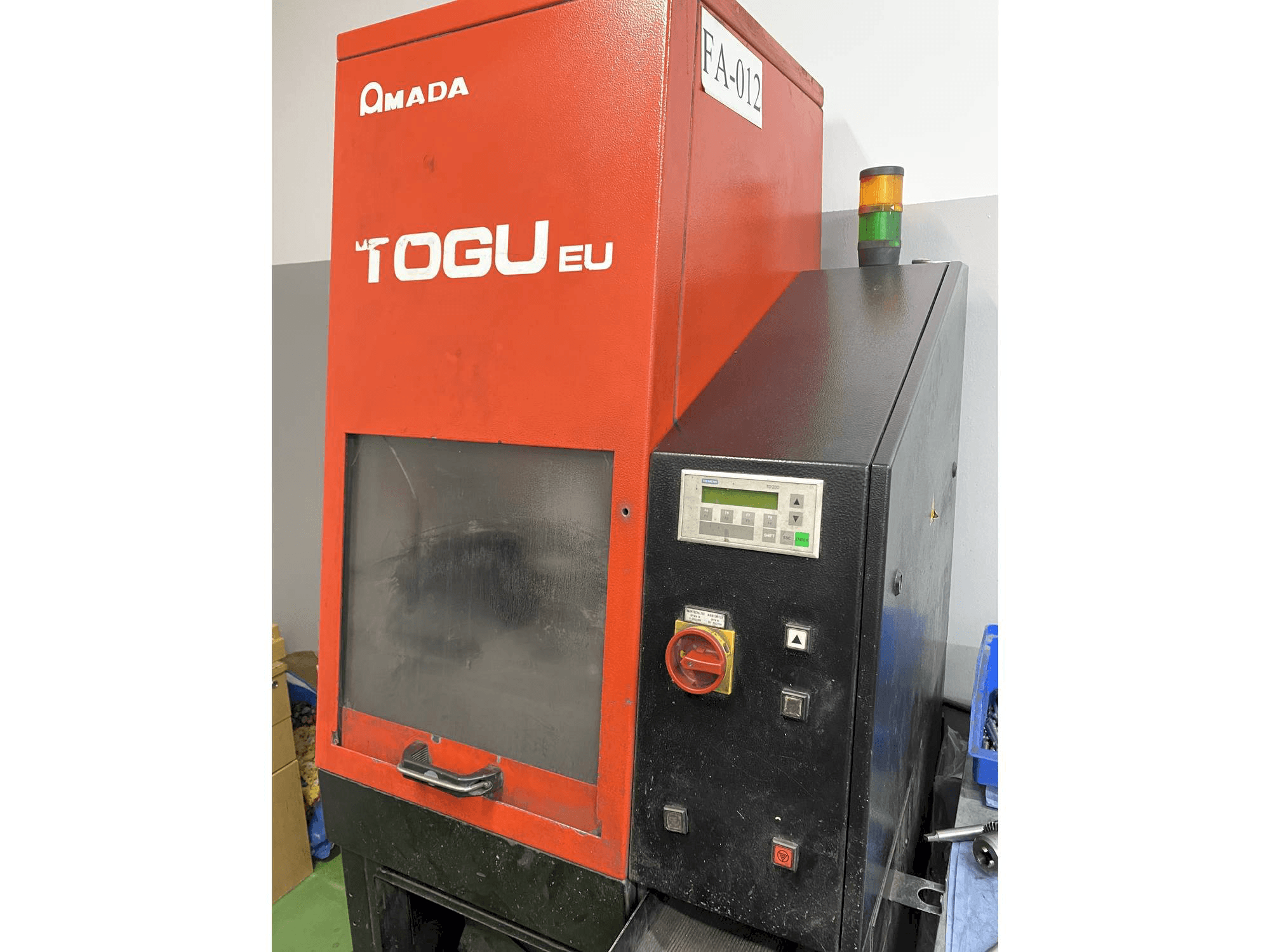Vista frontal de la máquina AMADA Togu EU