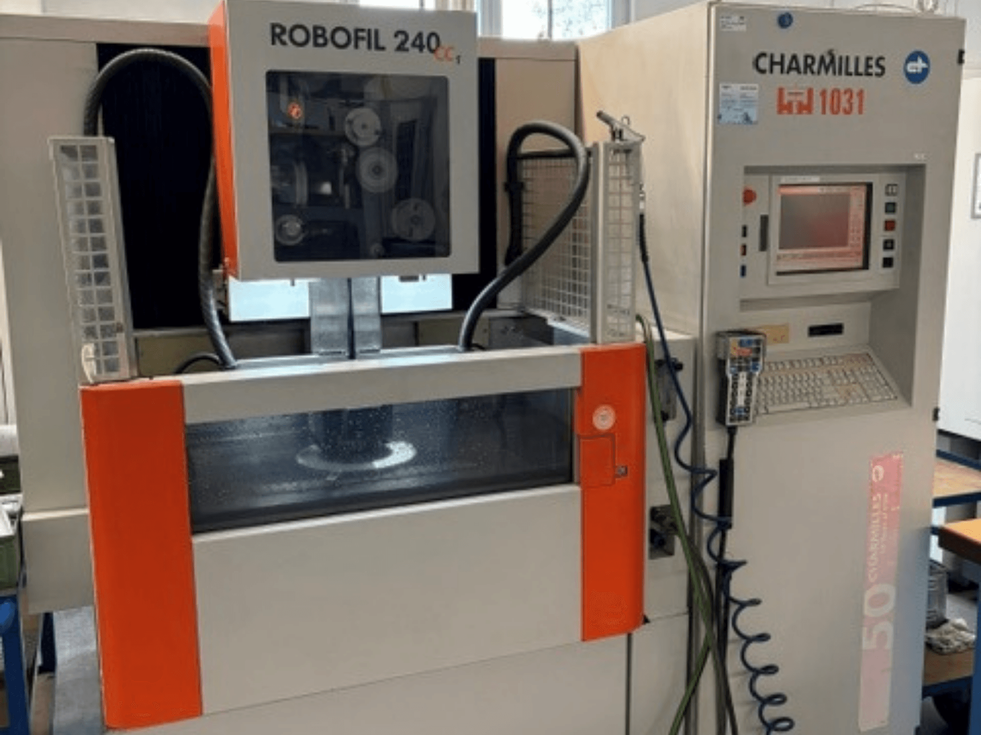 Máquina de electroerosión por hilo Charmilles Robofil 240 CC, vista frontal en la que se aprecian el panel de control y la zona del depósito de agua.