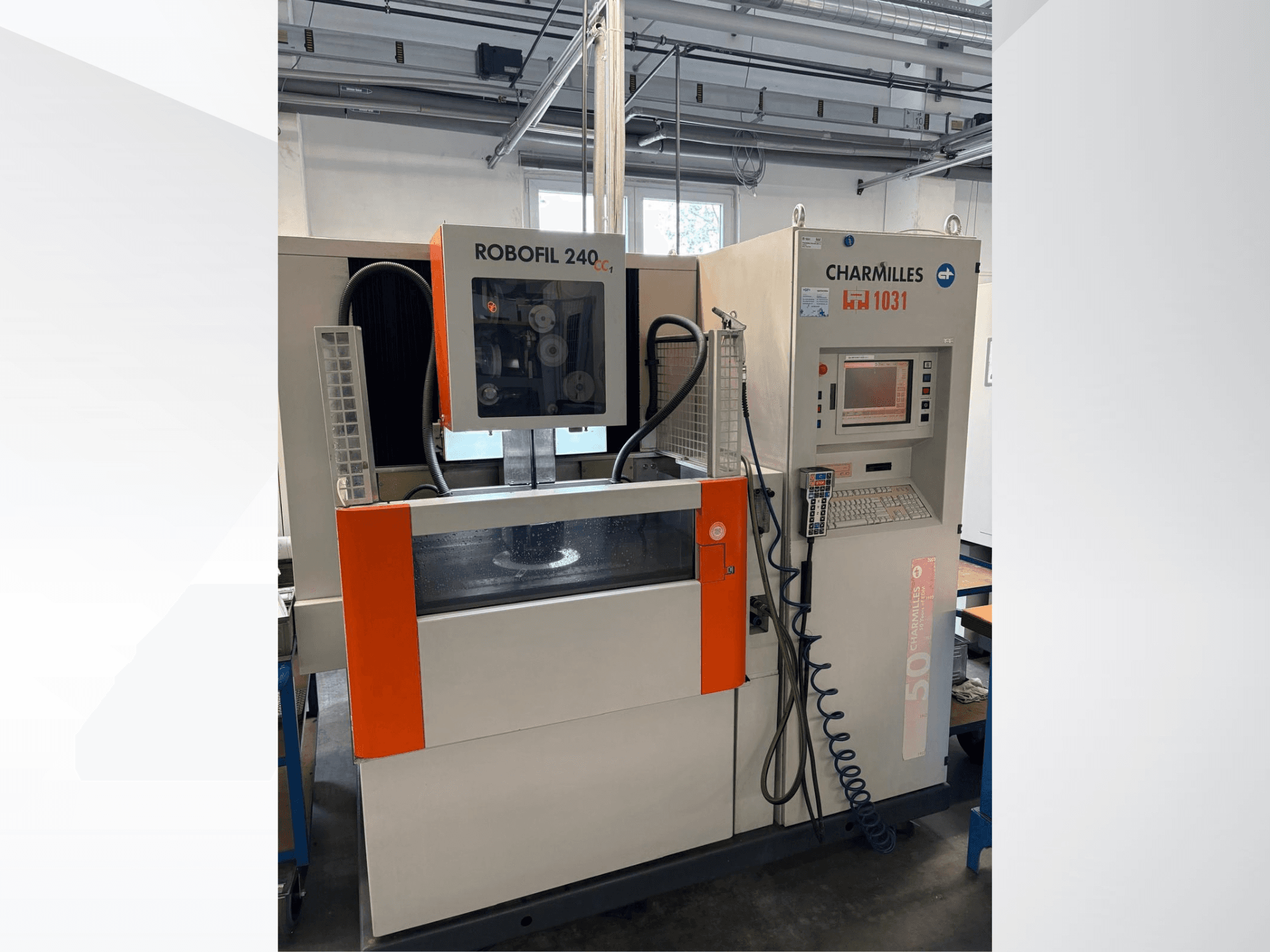 Máquina de electroerosión por hilo CHARMILLES Robofil 240 CC, vista frontal en la que se aprecian el panel de control y el depósito de agua, con llamativos detalles en naranja.