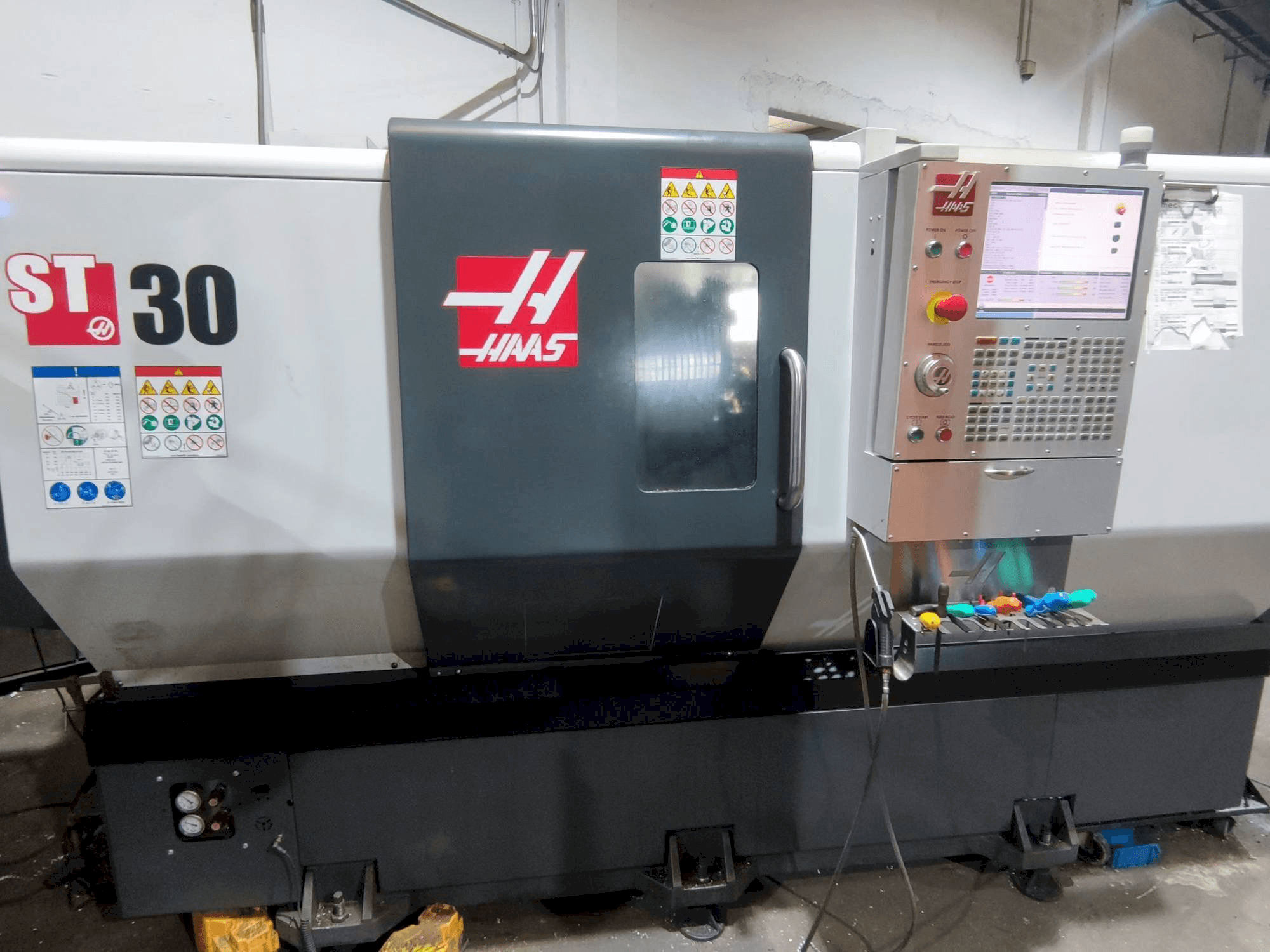 Vista frontal de la máquina HAAS ST-30