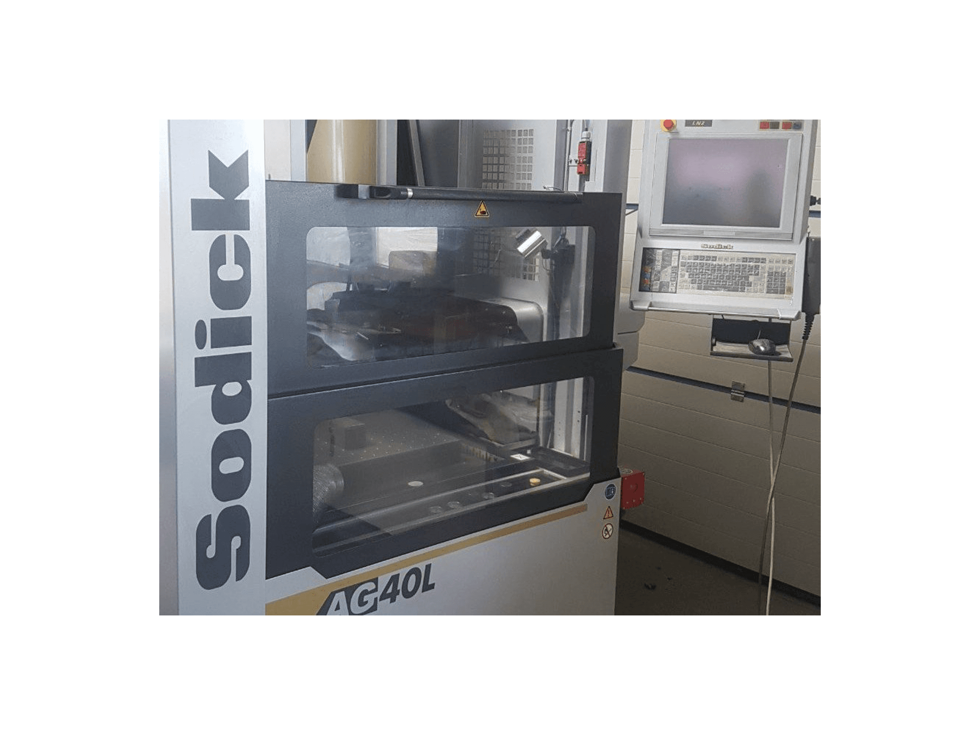 Vista frontal de la máquina Sodick AG40L