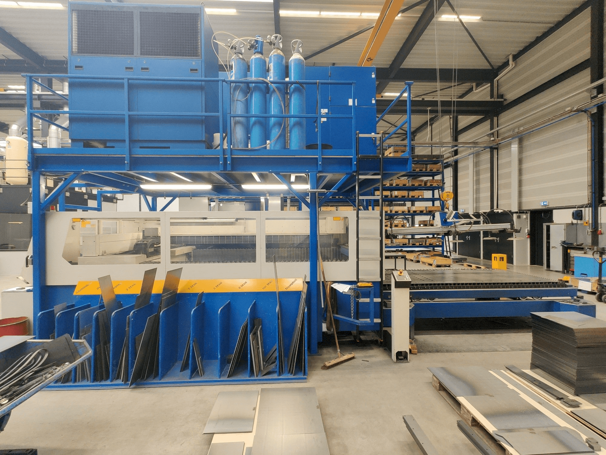 Vista lateral izquierda de la máquina Trumpf Trumatic L 3030