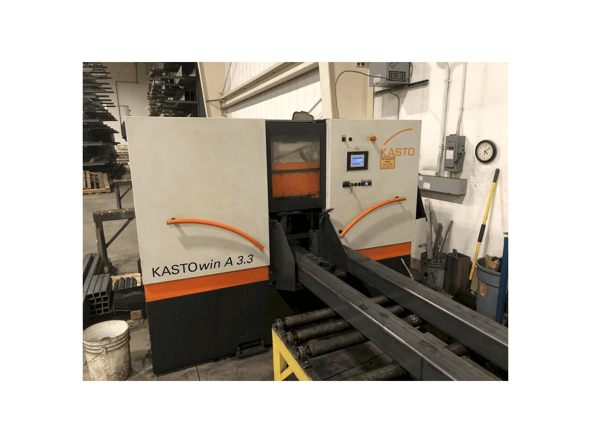Vista frontal de la máquina KASTO win A 3.3