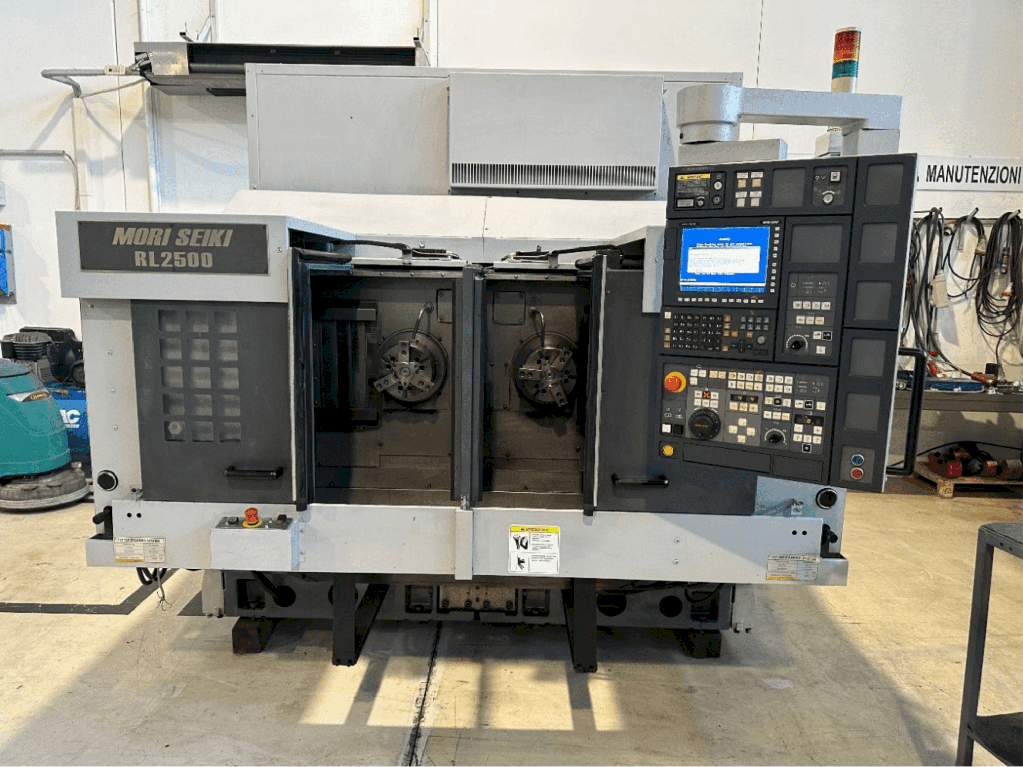 Vista frontal de la máquina MORI SEIKI