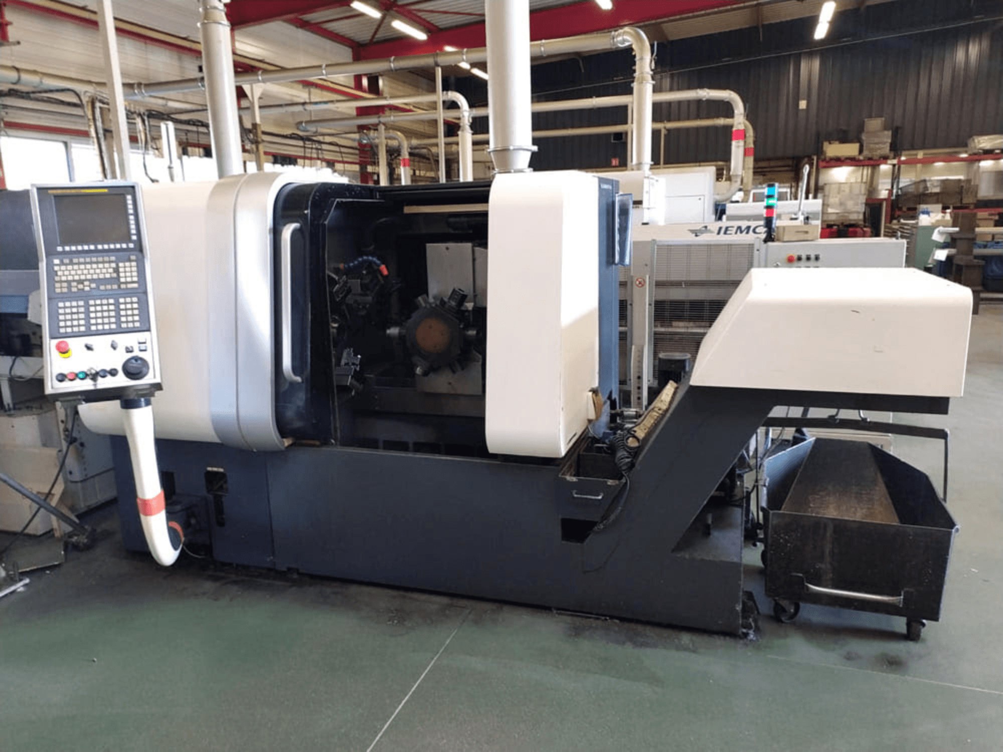 Centro de torneado y fresado DMG GILDEMEISTER MSL60/7, vista frontal, en la que se aprecian el panel de control y la zona de trabajo abierta, lo que pone de relieve su diseño industrial.