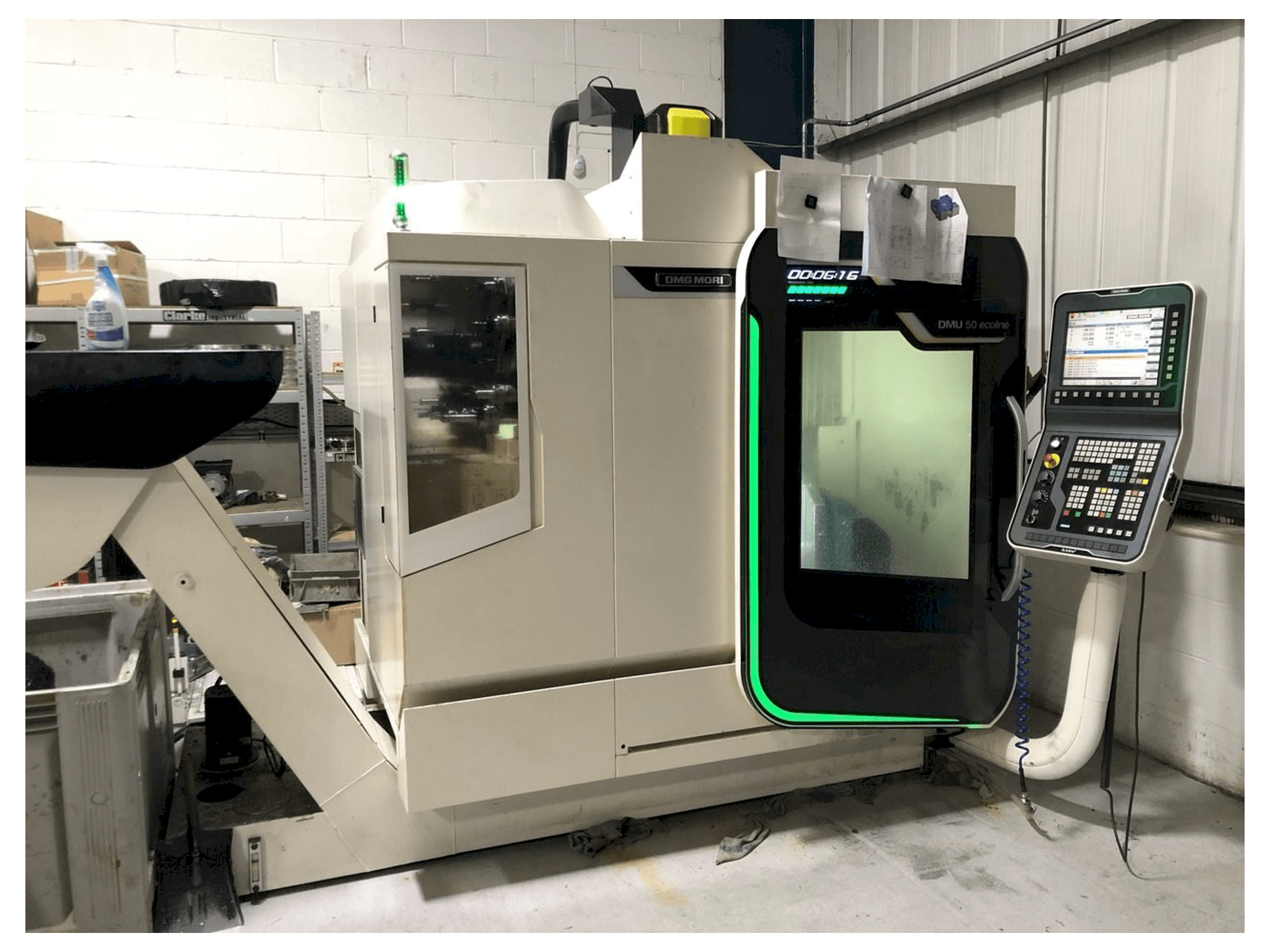 Vista frontal de la máquina DMG MORI DMU 50 ecoline