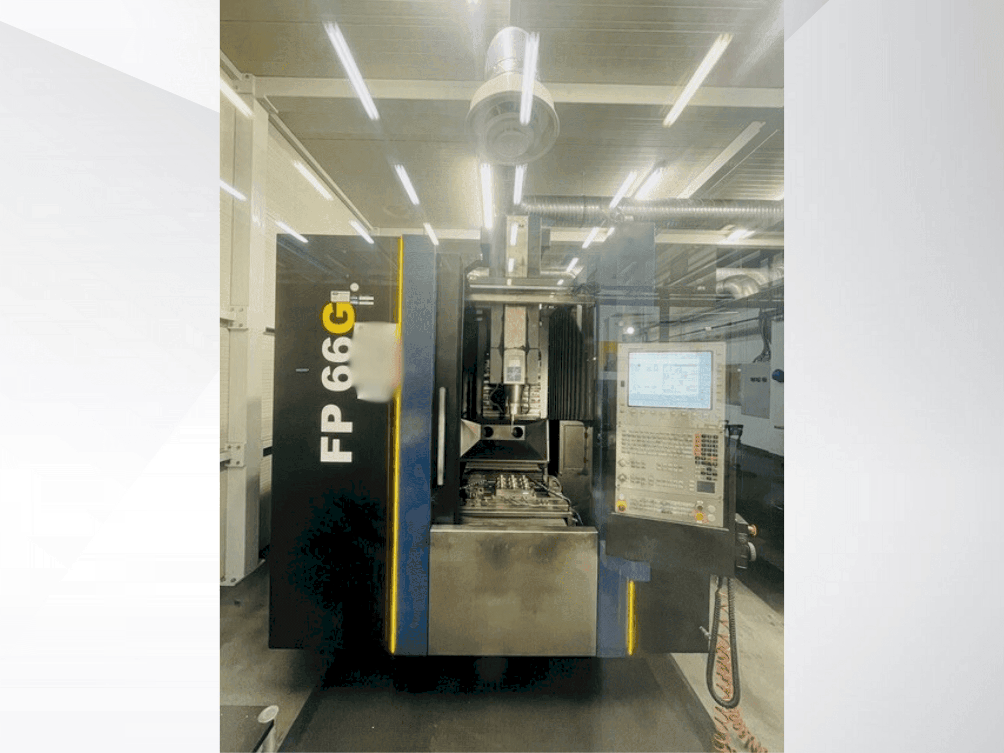 Vista frontal de la máquina YCM FP 66G