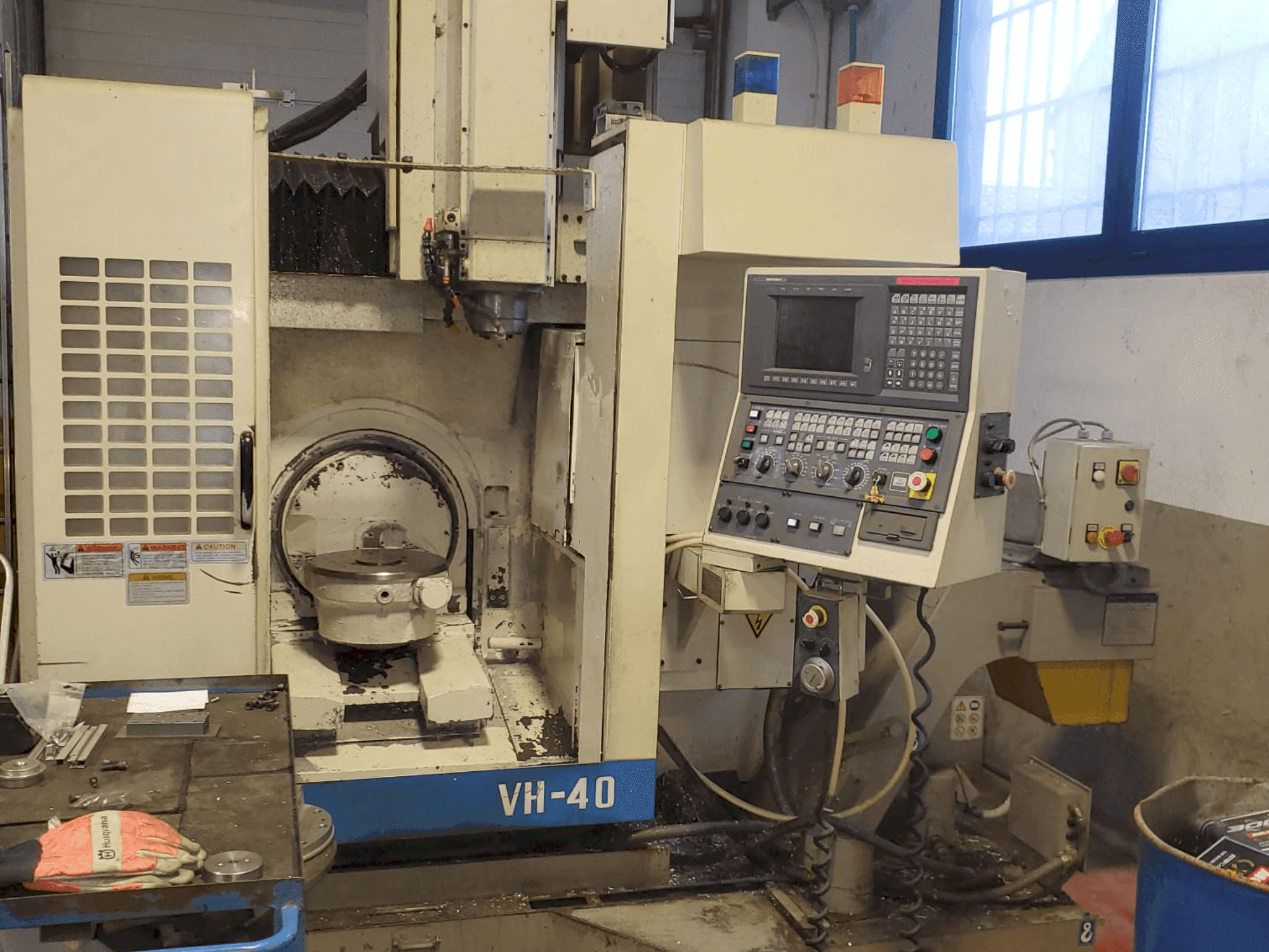 Vista frontal de la máquina Okuma VH-40