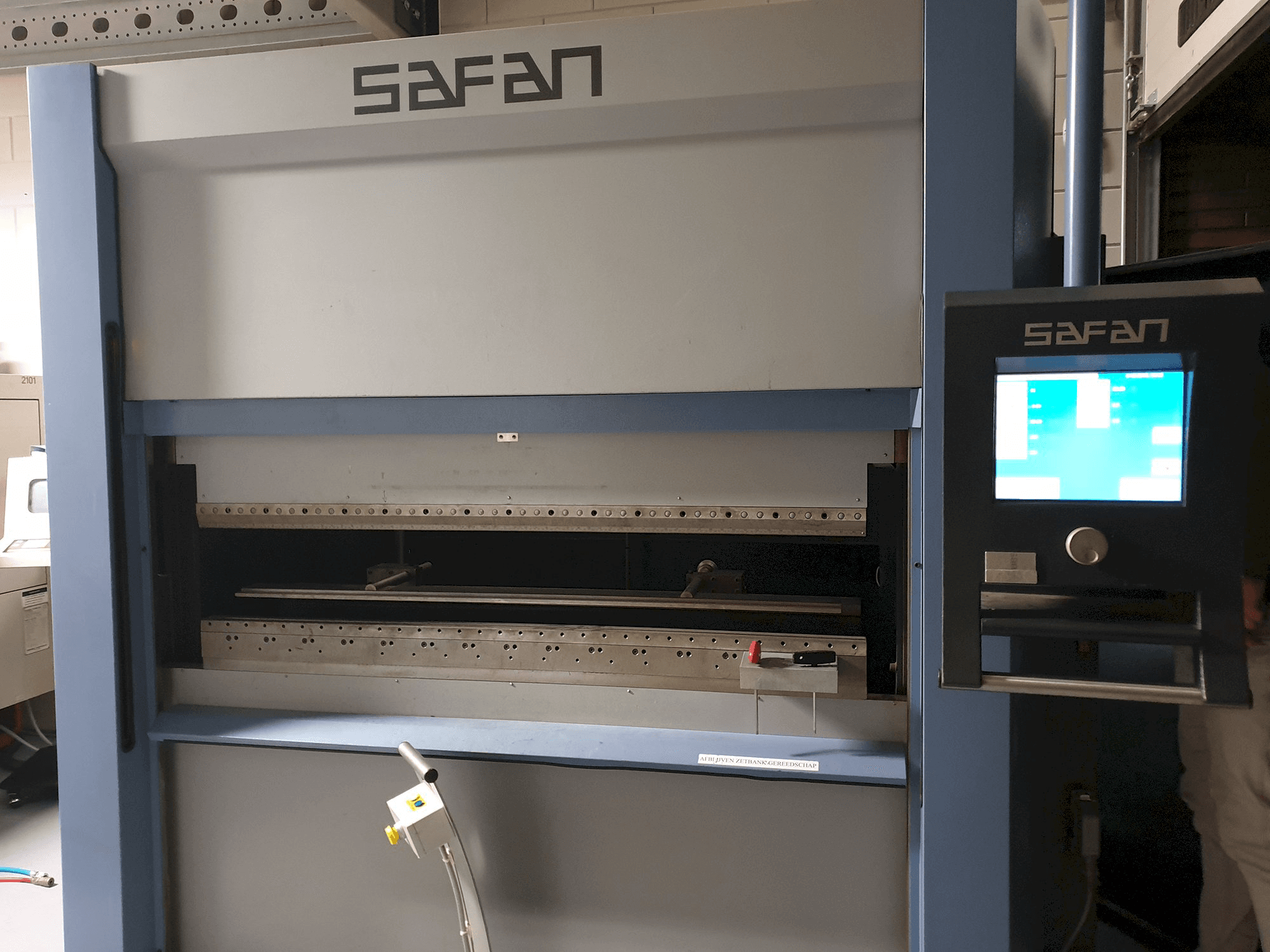 Vista frontal de la máquina Safan SMK 32-K-1600