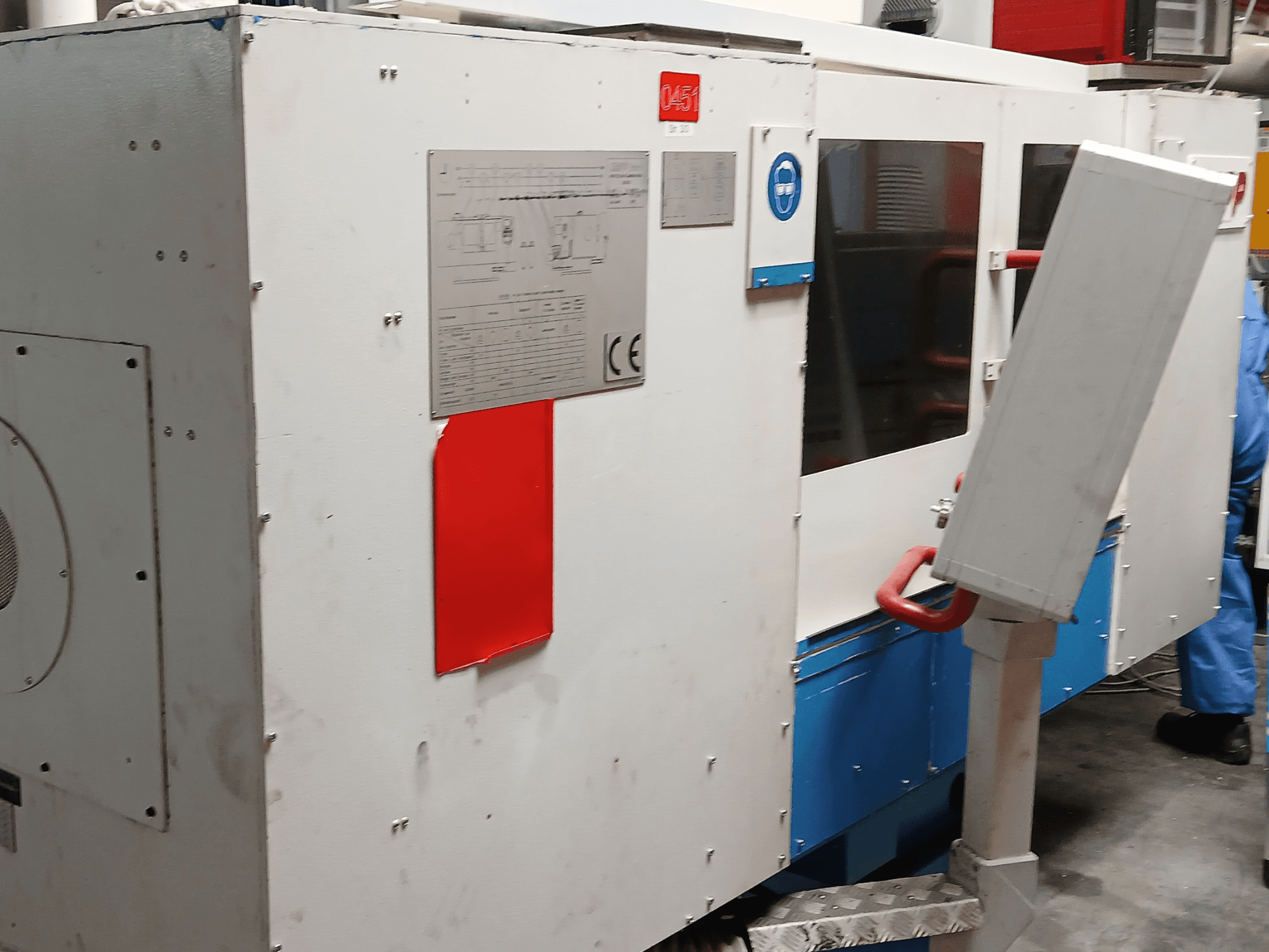 Rectificadora cilíndrica Kapp RNS 55, vista lateral en la que se aprecian el panel de control y los dispositivos de seguridad.