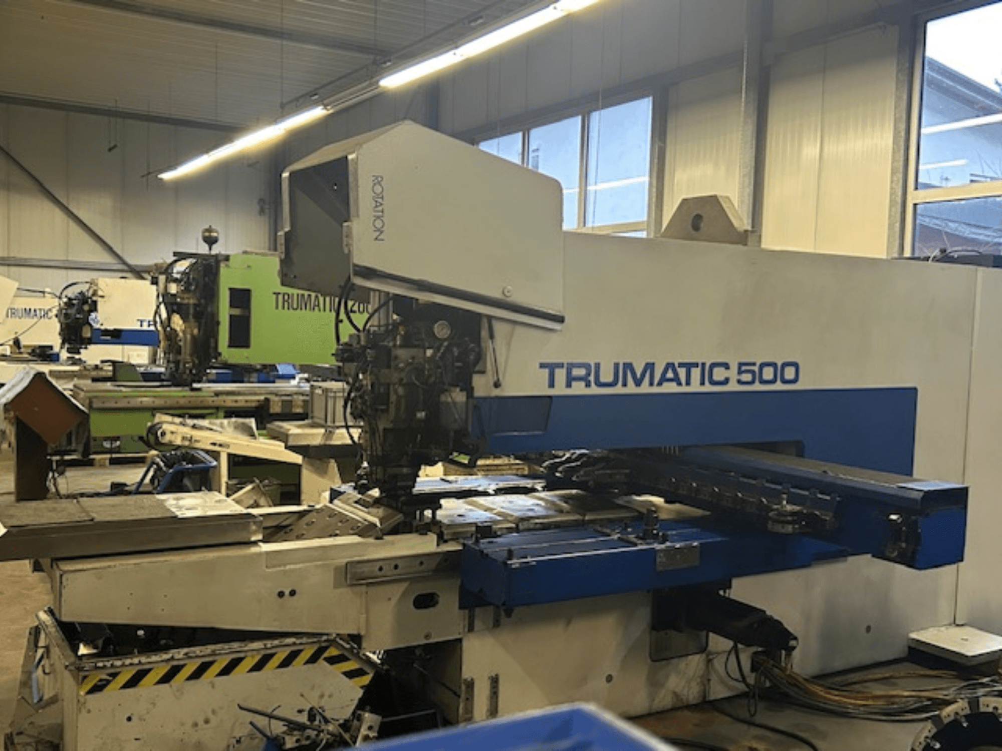 Punzonadora CNC TRUMPF TRUMATIC 500, vista frontal, con panel de control y piezas mecánicas. Entorno de taller industrial.