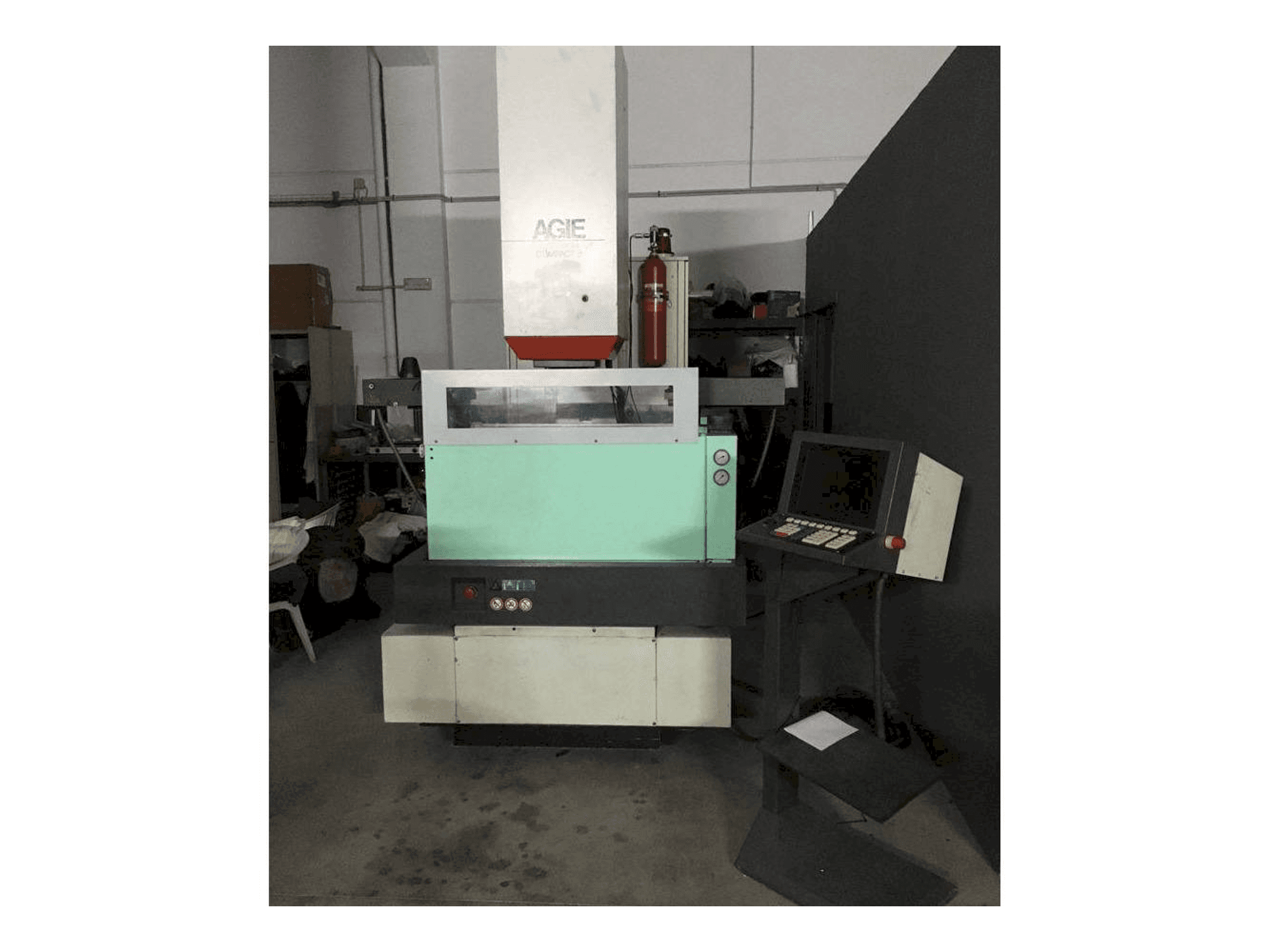 Vista frontal de la máquina AGIE Agietron Compact 3