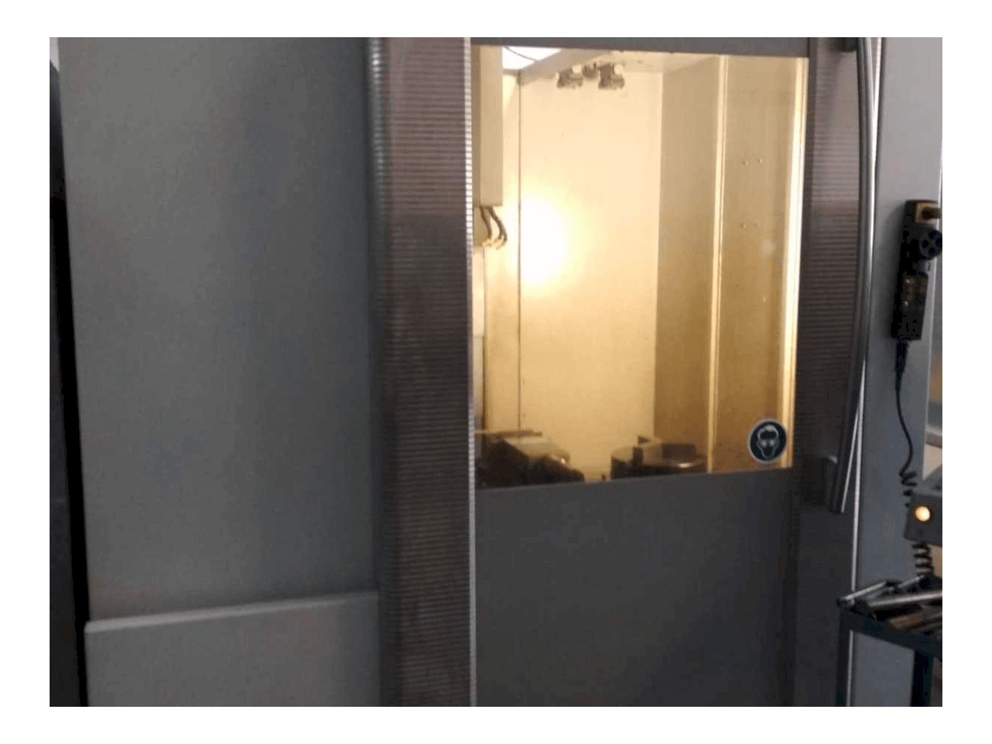 Vista frontal de la máquina DECKEL MAHO DMC 63V