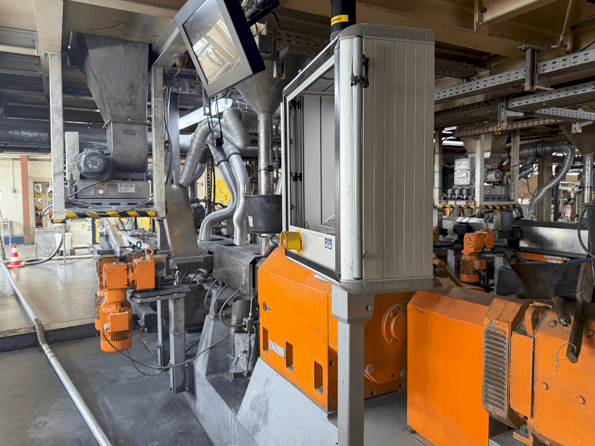 Vista lateral izquierda de la máquina Leistritz ZSE 50HP-40D