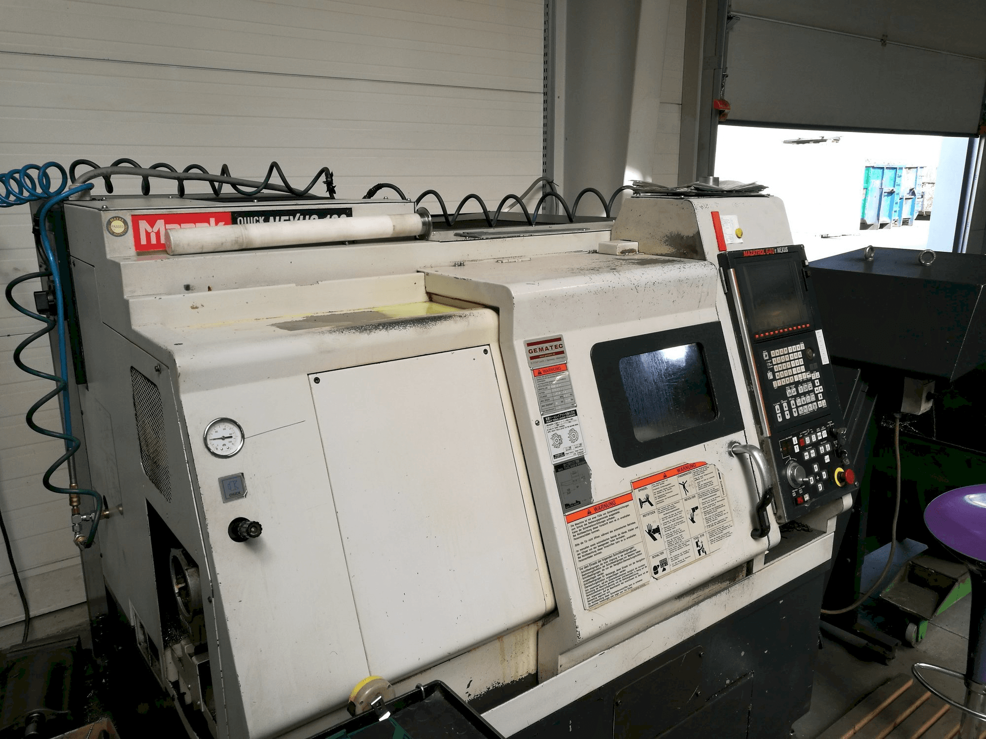 Vista lateral izquierda de la máquina Mazak QT NEXUS 100