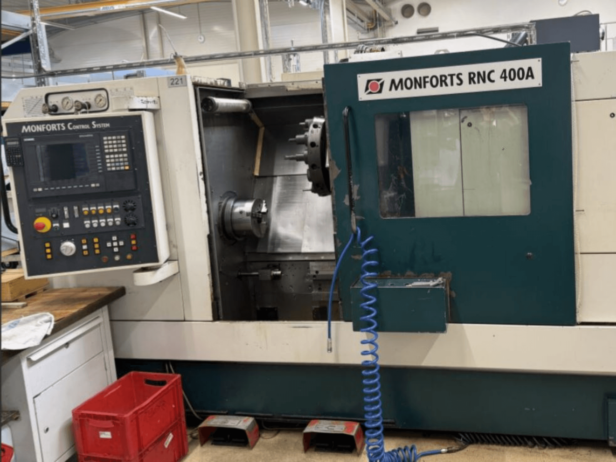 Máquina de torneado horizontal Monforts RNC 400 A, vista frontal, mostrando el panel de control y el área de trabajo con características destacadas.