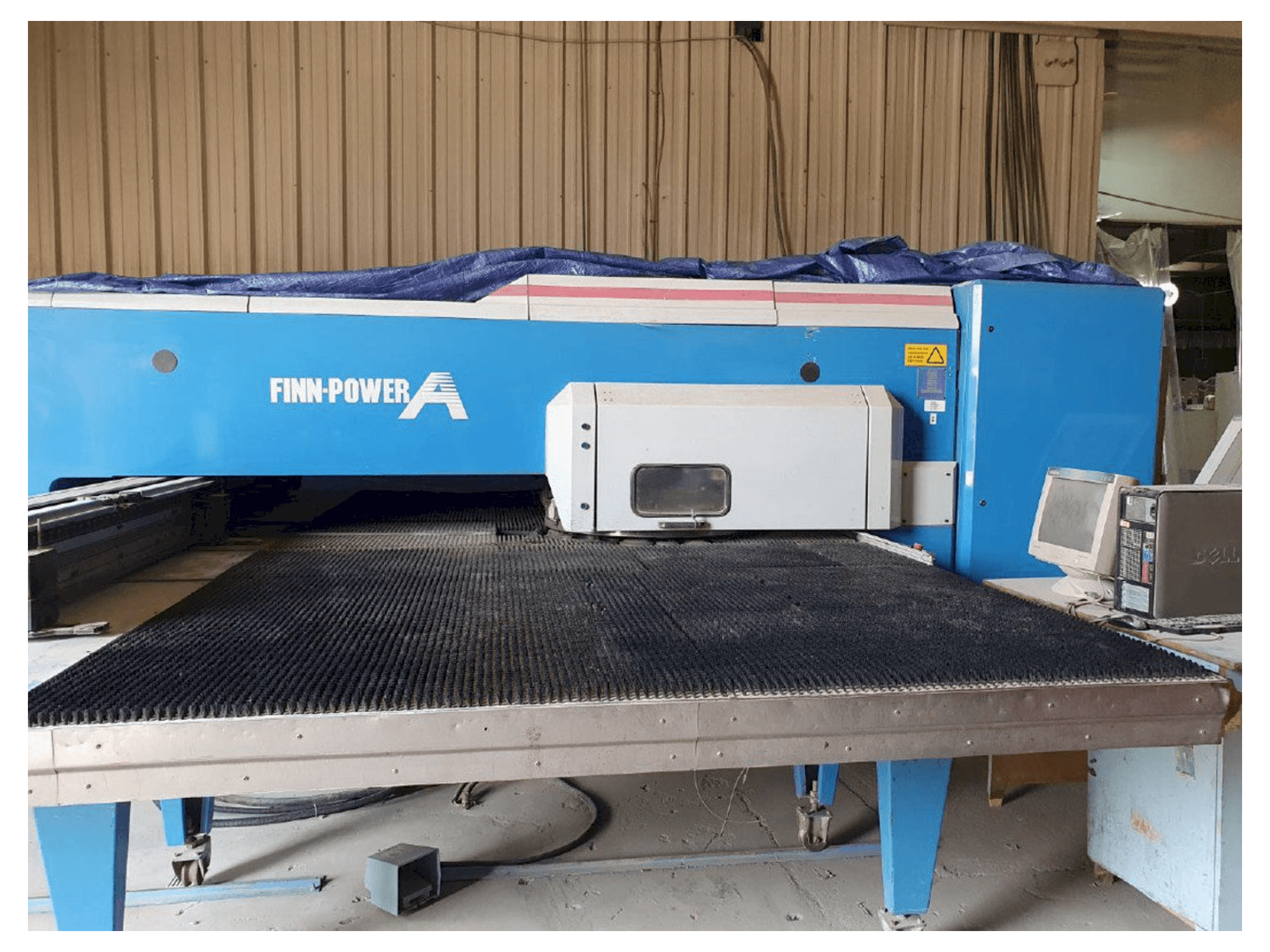 Vista frontal de la máquina Finn-Power A5-5 FB