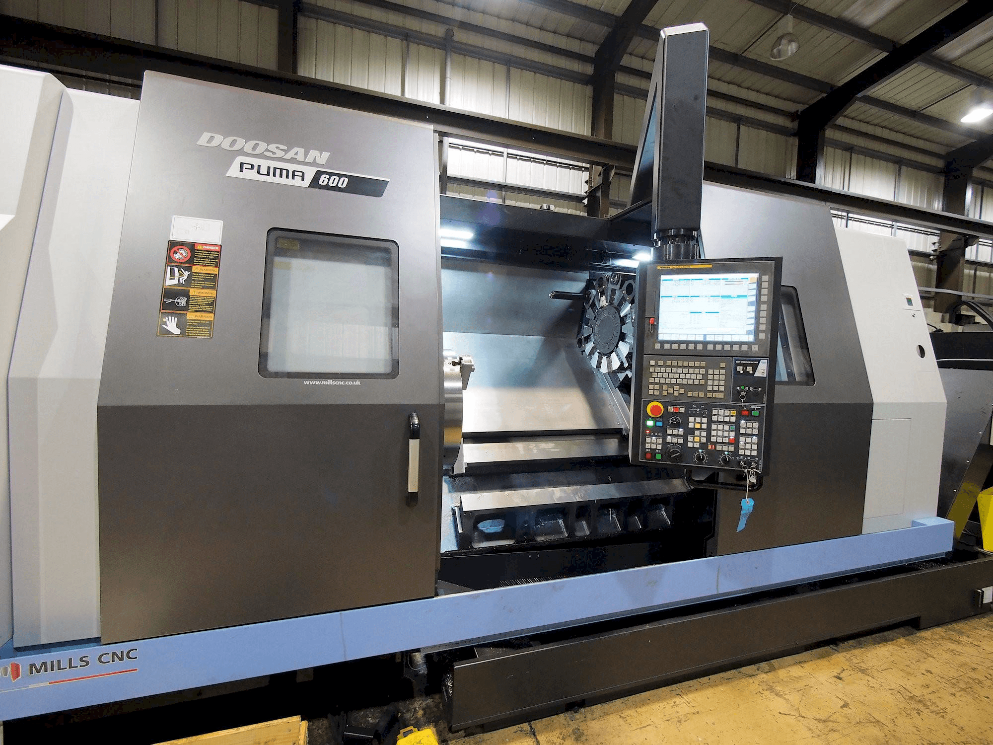 Vista frontal de la máquina Doosan Puma 600