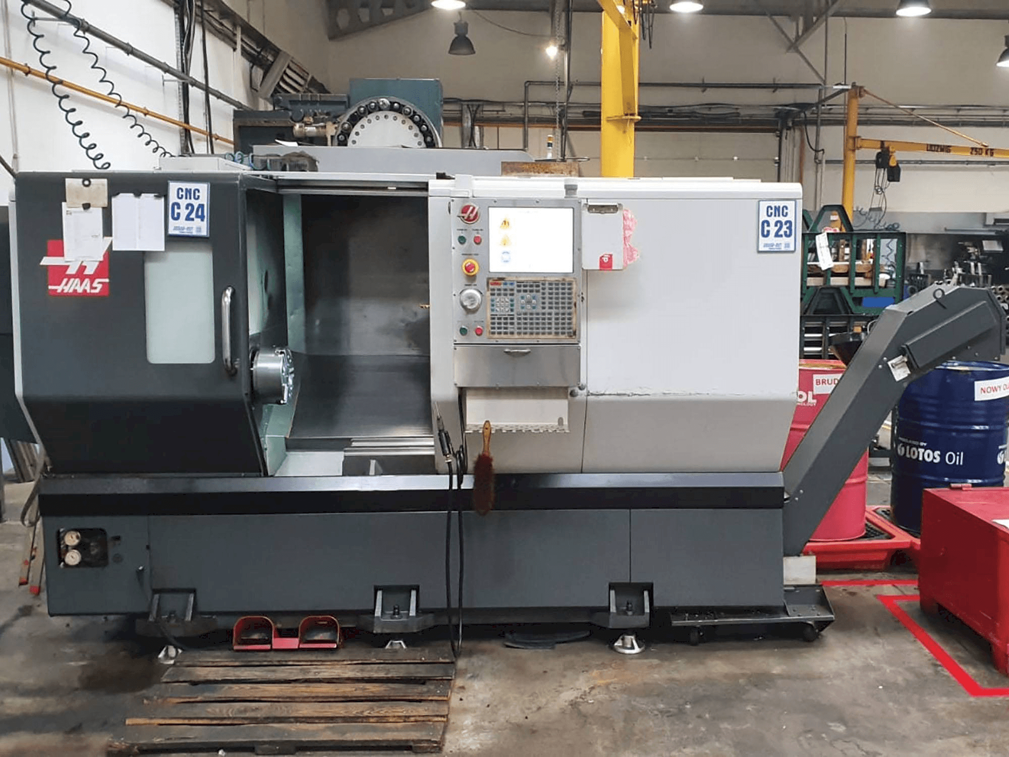 Vista frontal de la máquina HAAS ST-30