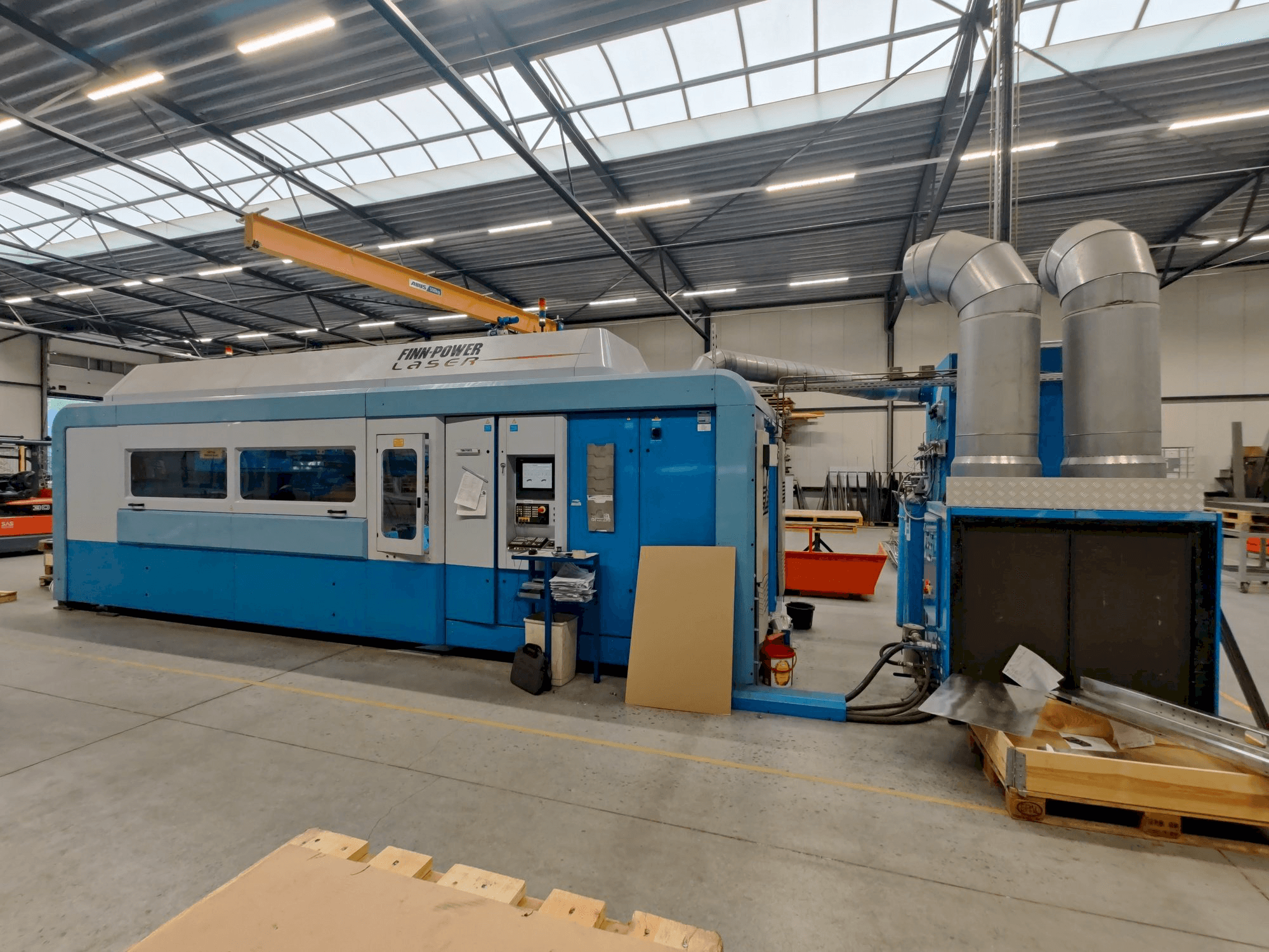 Vista frontal de la máquina Finn-Power FPL6-B