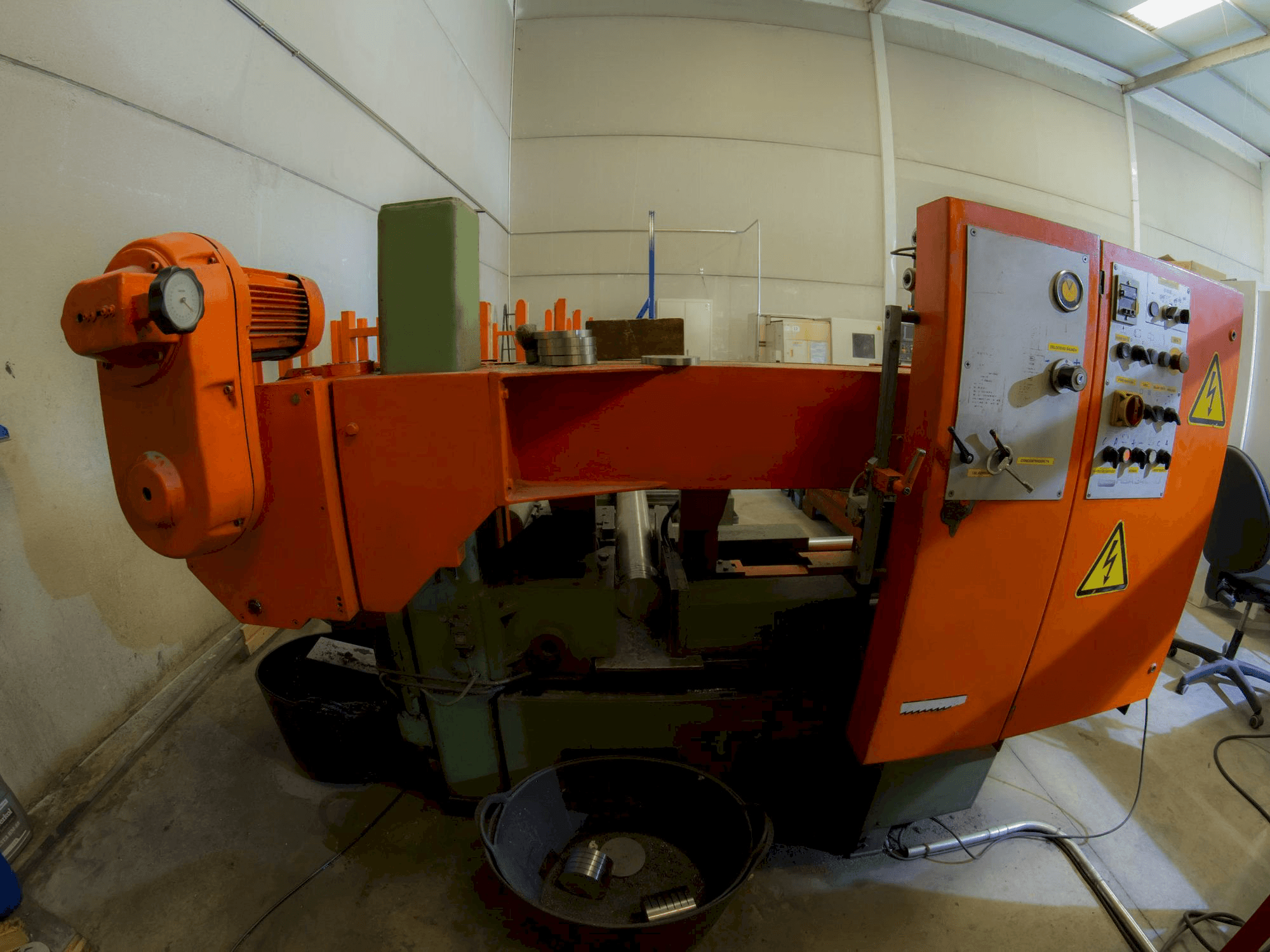 Vista frontal de la máquina KASTO HBA 340 AU