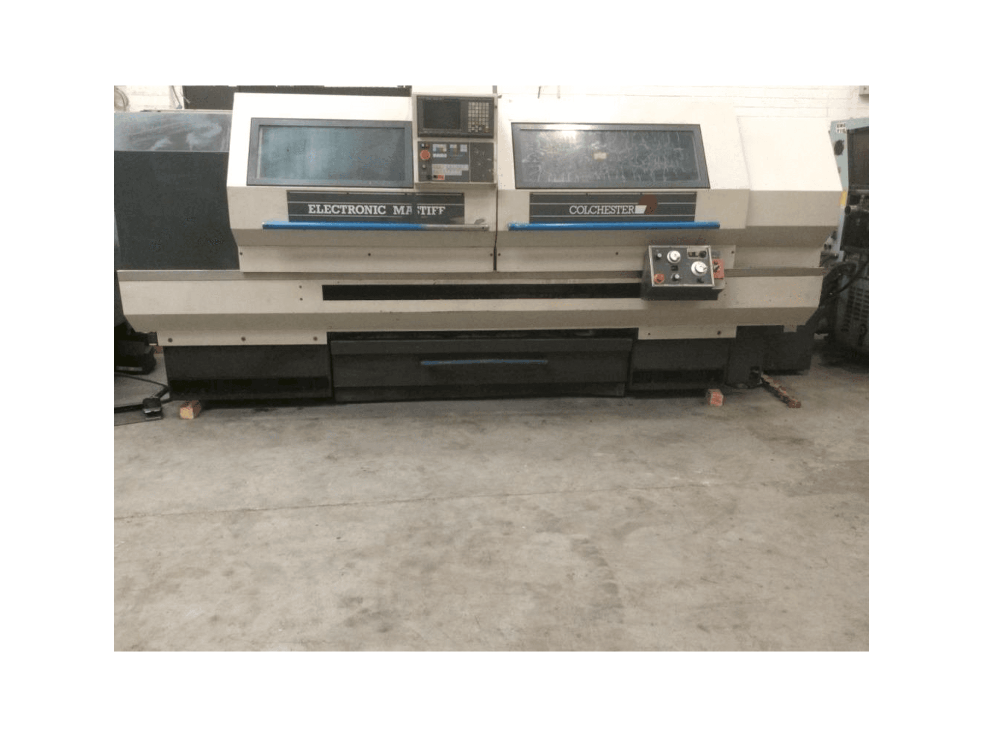 Vista frontal de la máquina Colchester Electronic Mastiff