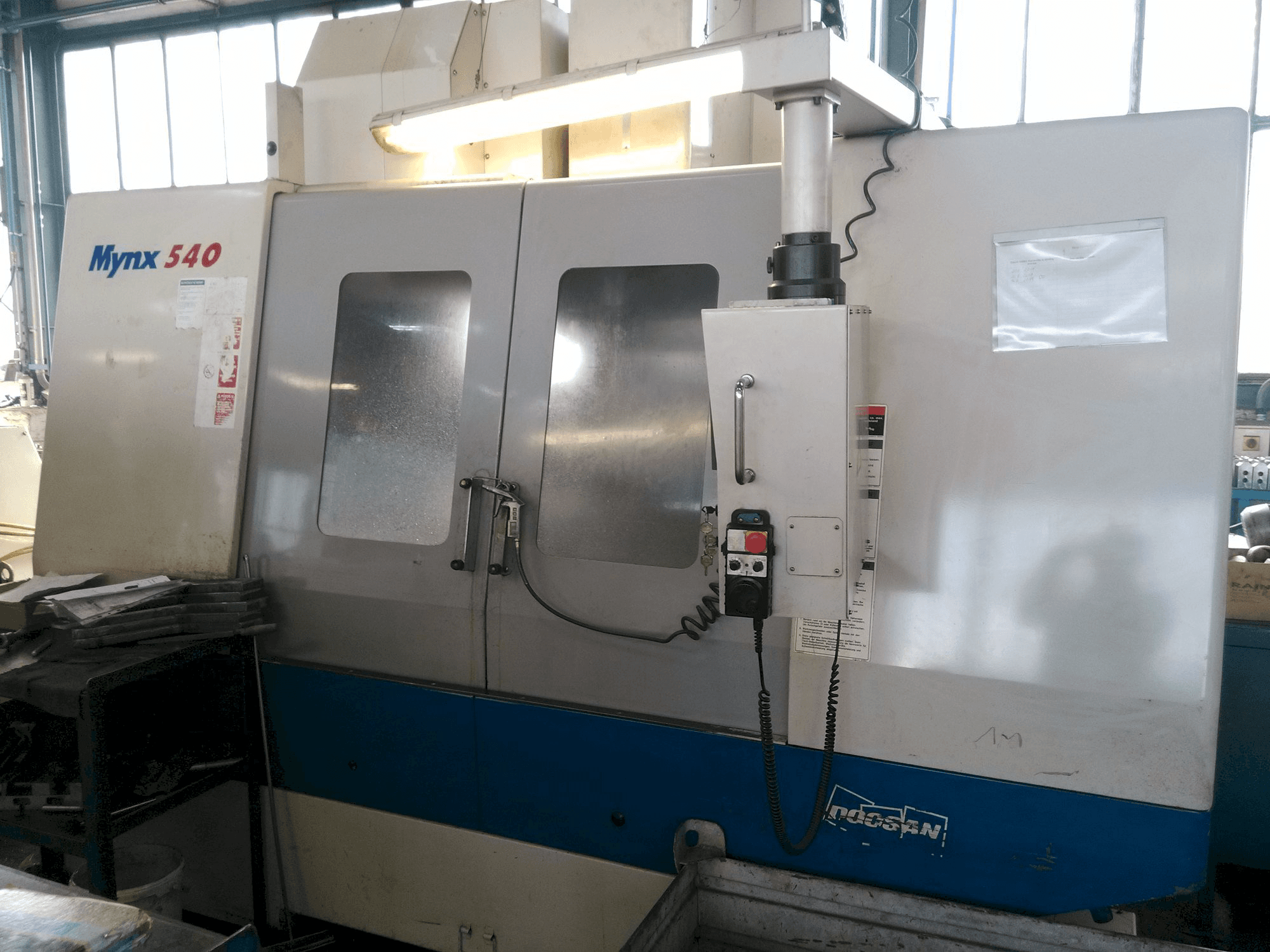 Vista frontal de la máquina Doosan Mynx 540
