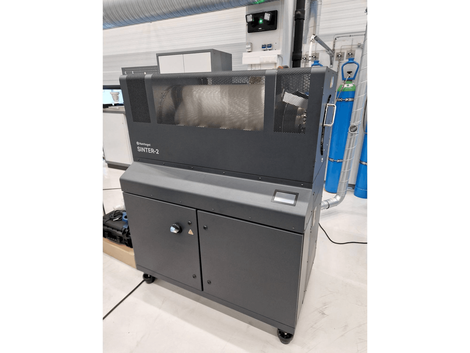 Vista frontal de la máquina MARKFORGED Metal X