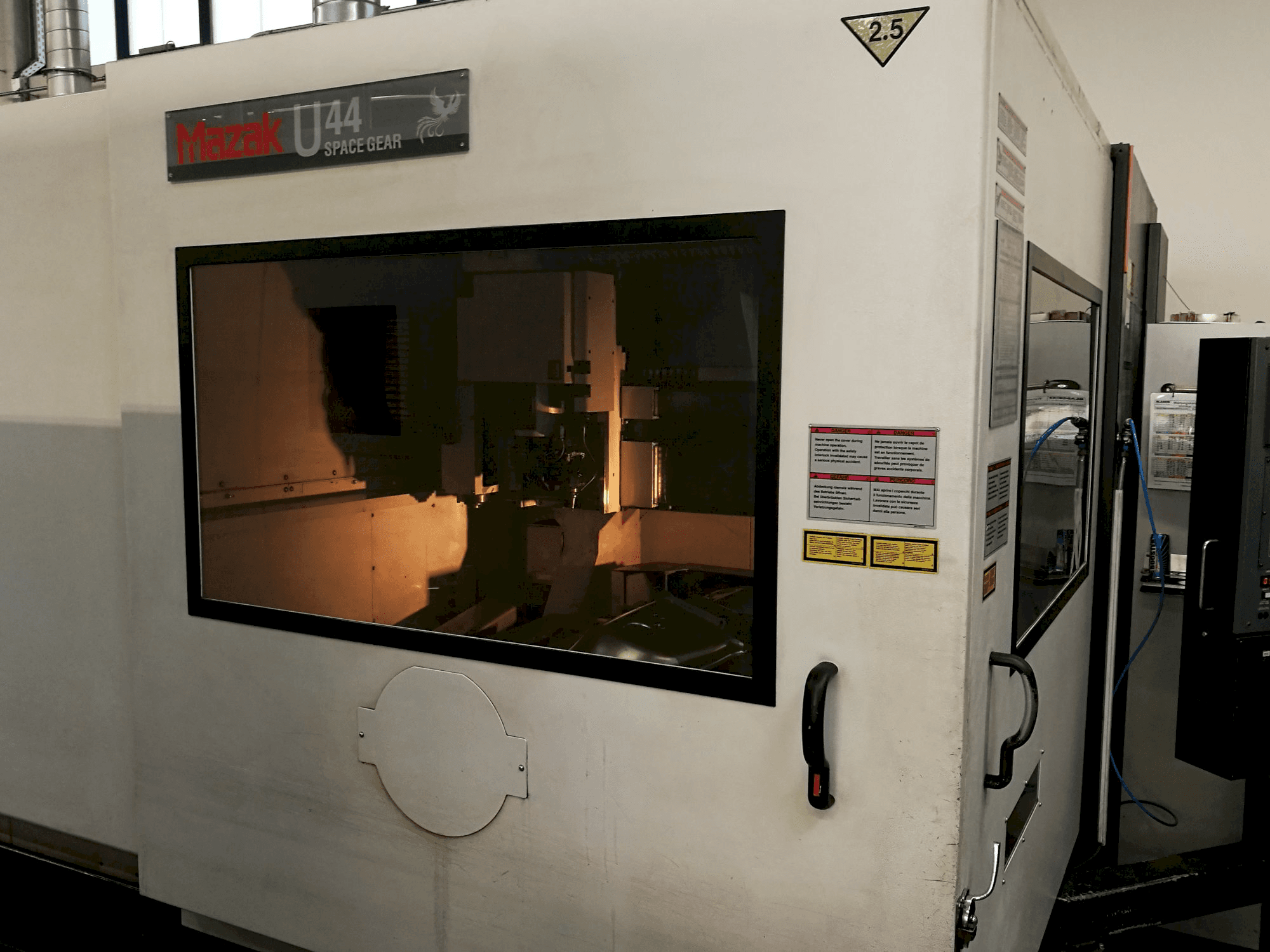 Vista izquierda de la máquina Mazak Space Gear-U44