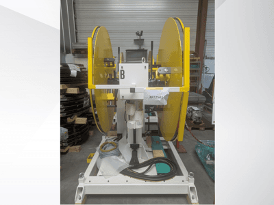 Hojas de sierra circular amarillas montadas sobre una base de máquina blanca, vista frontal; modelo XFT2543, con cableado y componentes visibles.