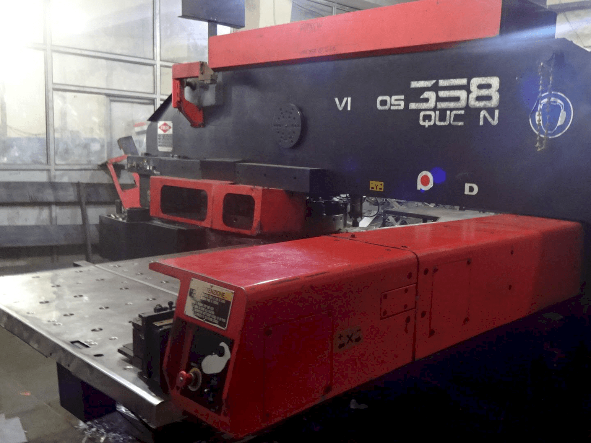 Vista derecha de la máquina AMADA Vipros 358Q