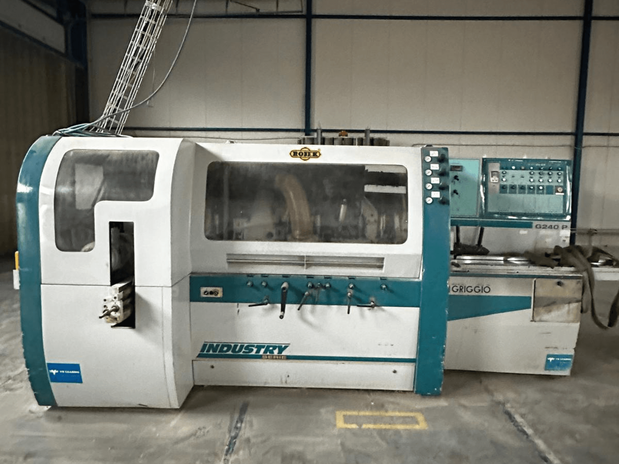 Máquina Griggio Industry G240 P, vista frontal, con panel de control y carcasa transparente que muestra los mecanismos internos.