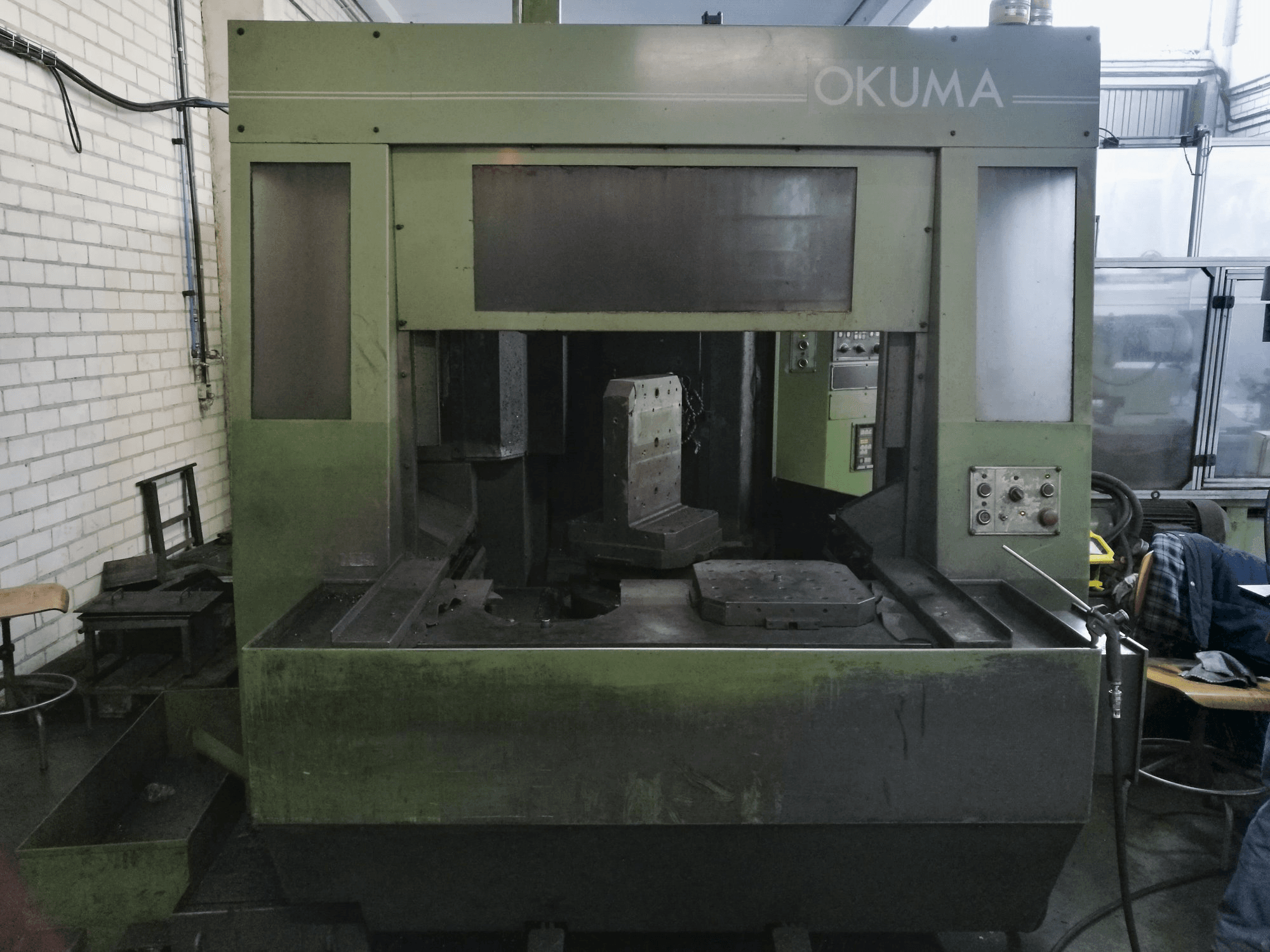 Vista frontal de la máquina Okuma MC-40H