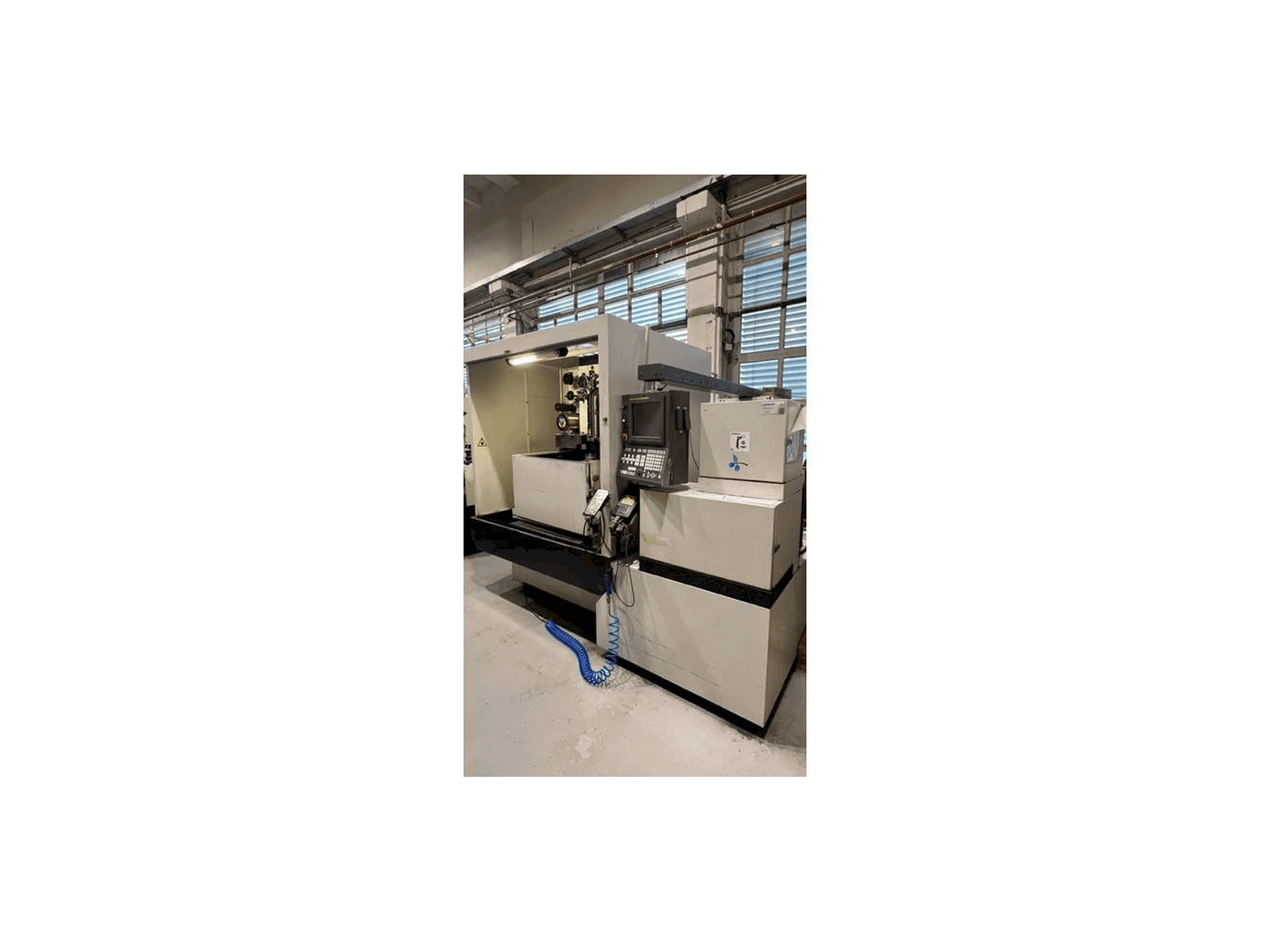 Vista frontal de la máquina FANUC ROBOCUT Alfa-1iC