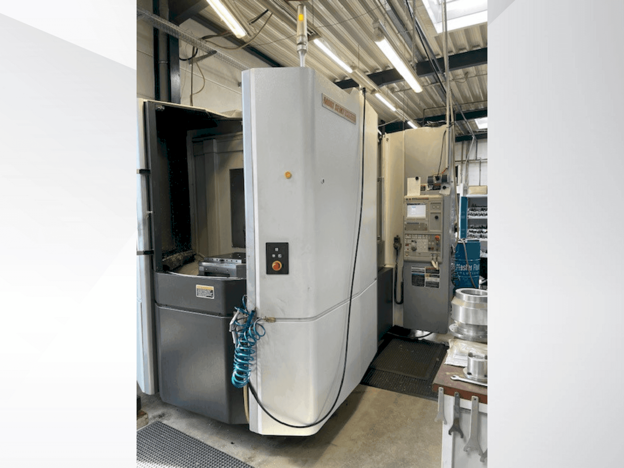 Vista frontal de la máquina MORI SEIKI NHX5 000