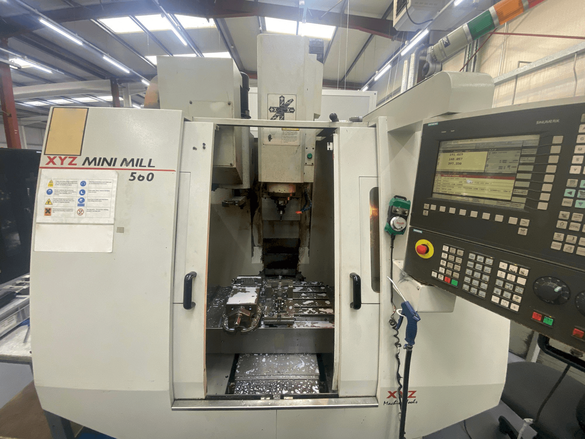 Vista frontal de la máquina XYZ Mini Mill 560