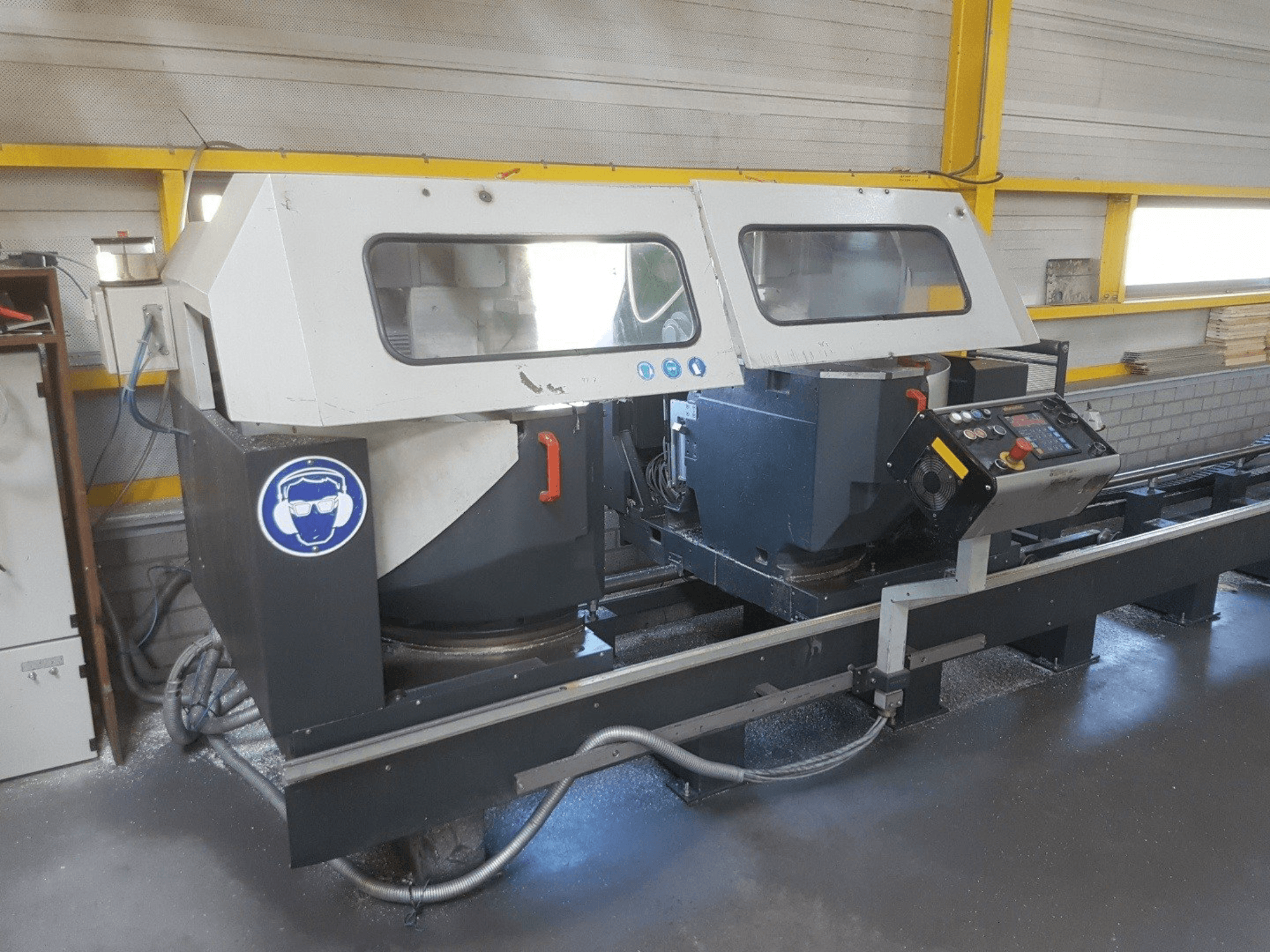 Vista frontal de la máquina Elumatec DG 244