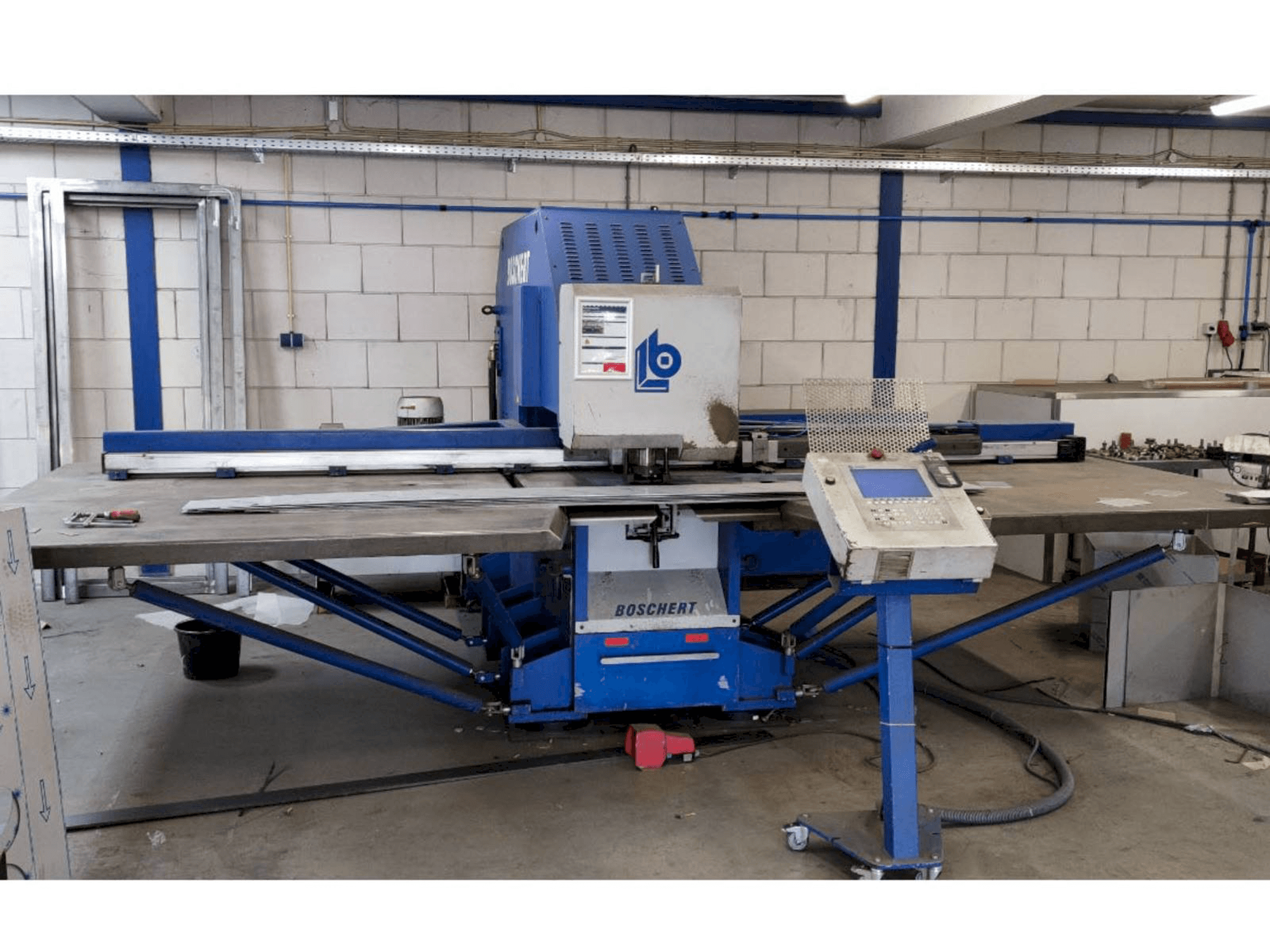 Vista frontal de la máquina Boschert EL 1000 CNC Z