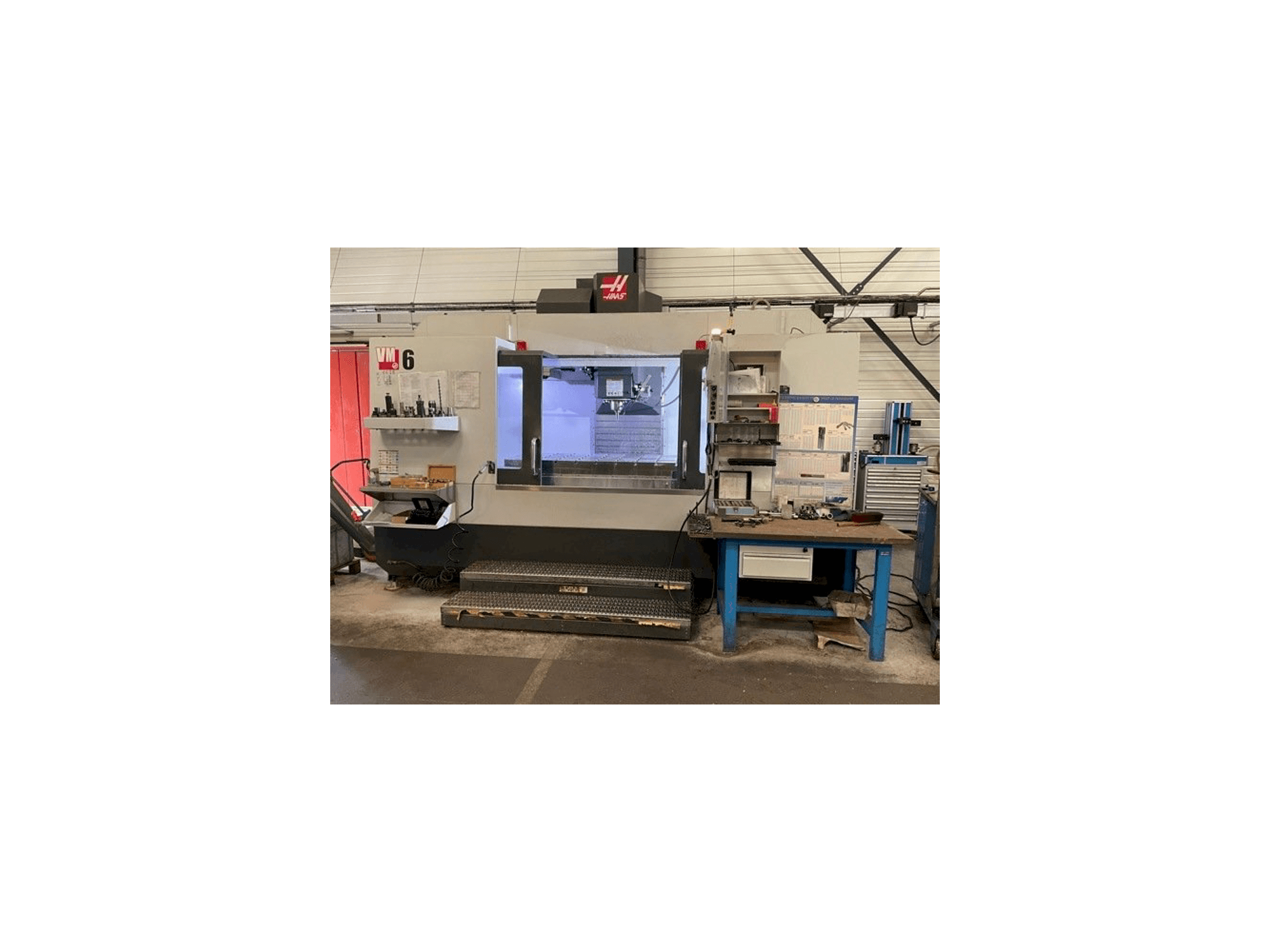 Vista frontal de la máquina HAAS VM-6