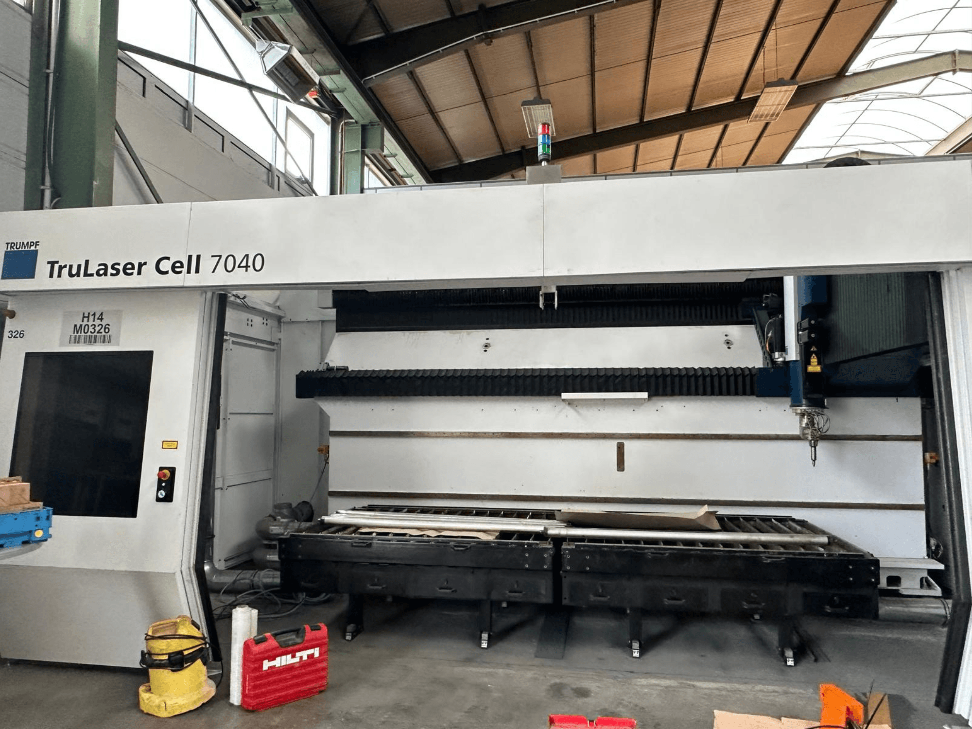 Máquina de corte por láser de CO₂ TRUMPF TruLaser Cell 7040 vista de frente, en la que se aprecian el panel de control y la zona de corte.
