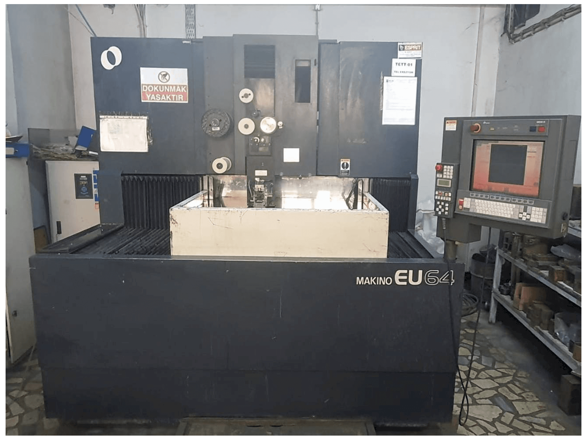 Vista frontal de la máquina Makino EU64
