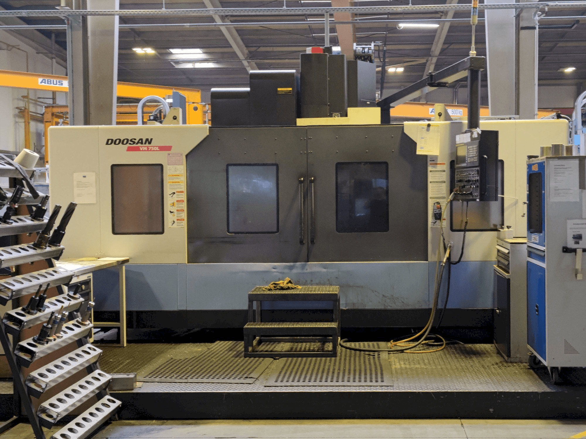 Vista frontal de la máquina Doosan VM 750L